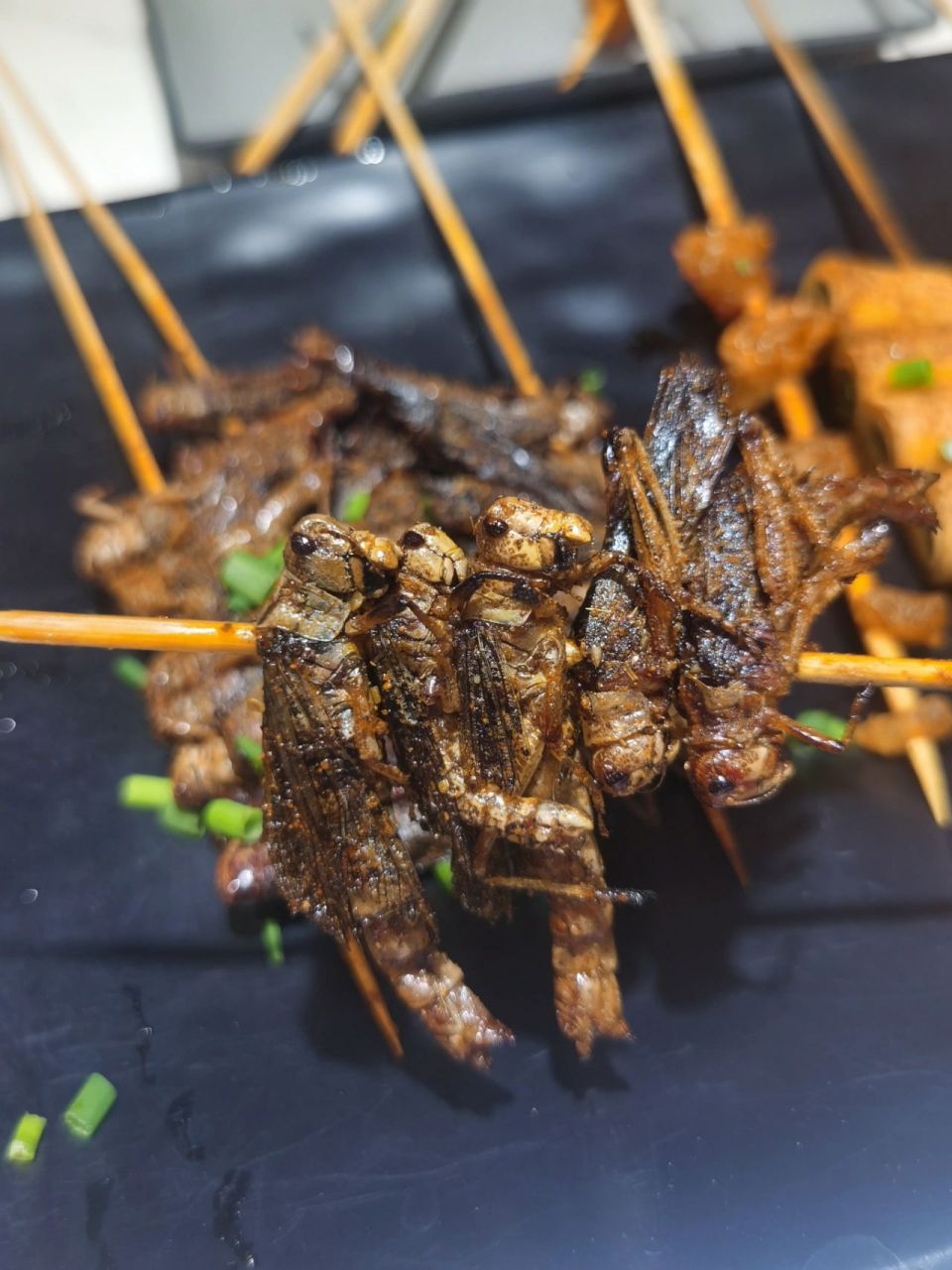 油炸蚂蚱 儿时在农村吃过 上一次吃炸蚂蚱应该在30年前吧