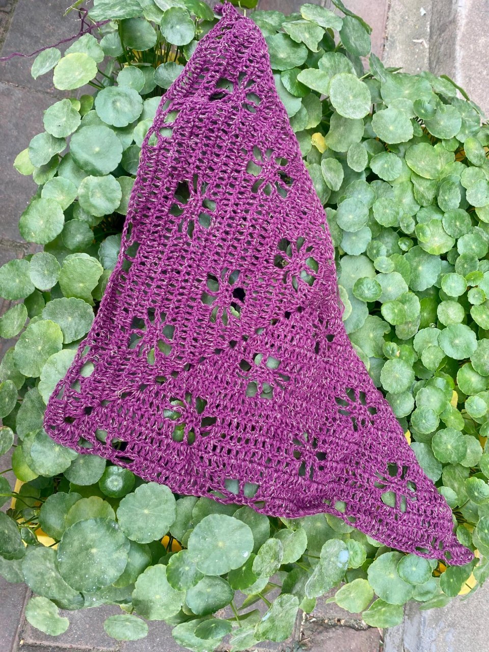 镂空围巾图解709 今天用家里的存线,又钩了一个花样的三角披肩围巾