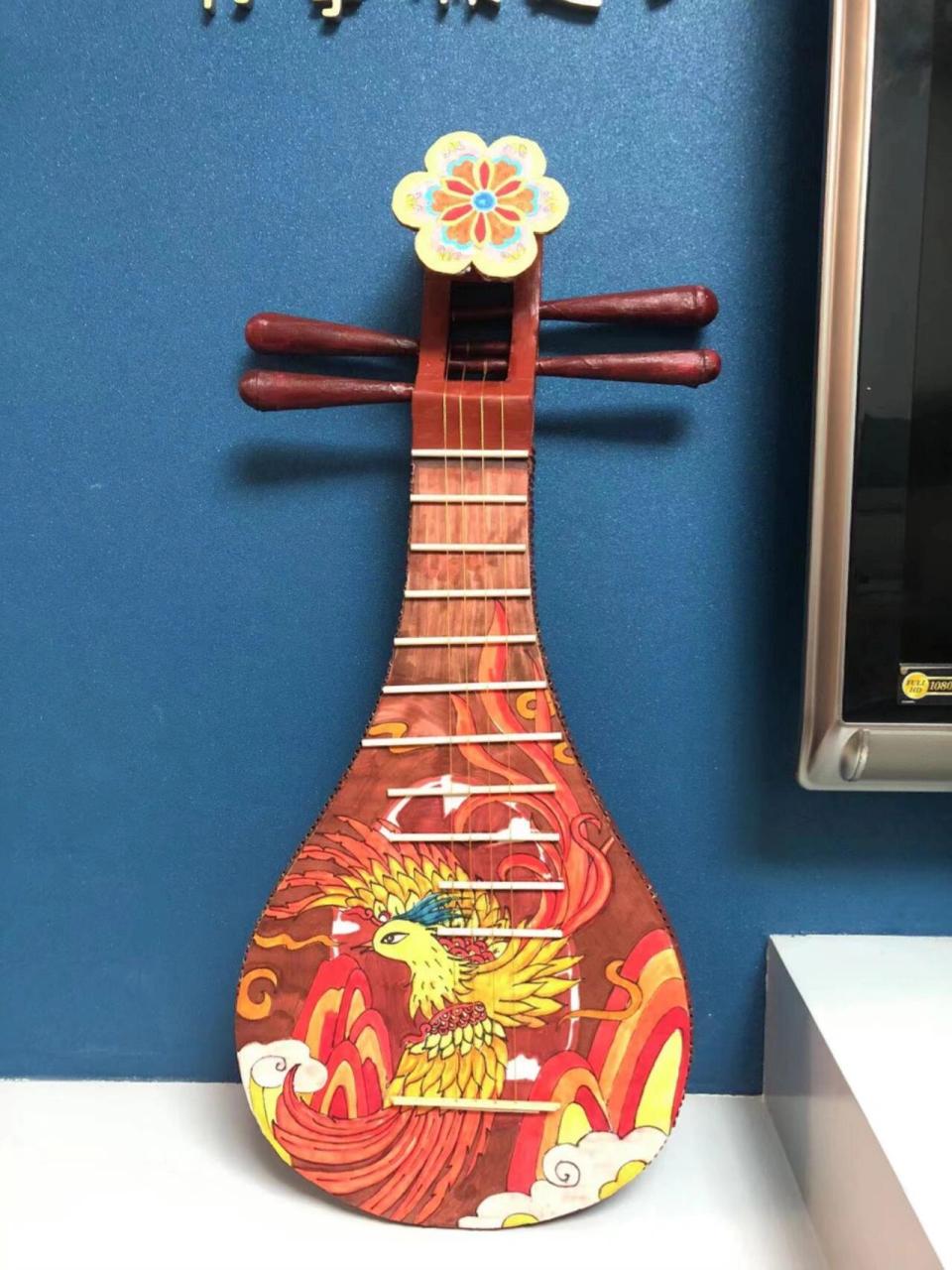 手工乐器—琵琶 材料:废旧纸盒加瓦楞纸@# 丙烯上色