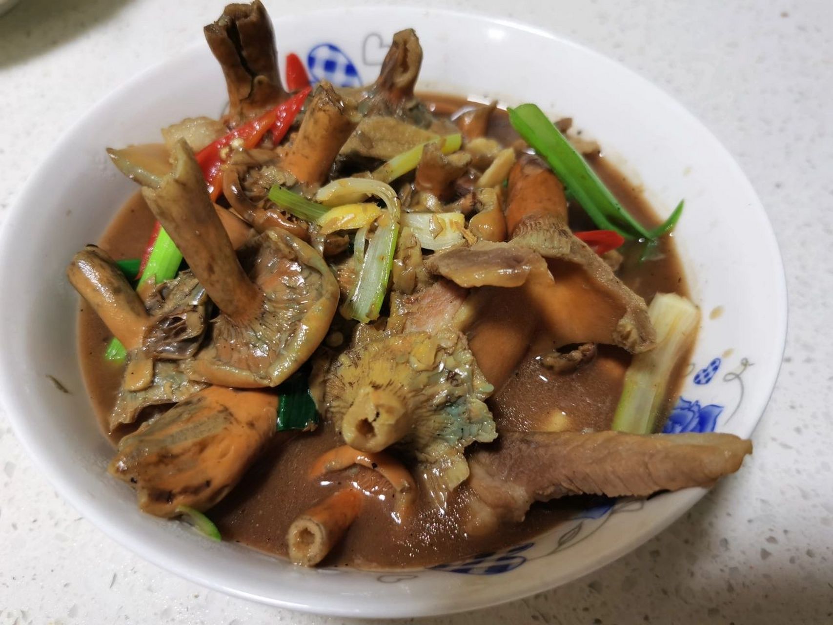 做法很简单的:多加大蒜,腊肉干烧,或者炖鸡肉炖排骨,nice.