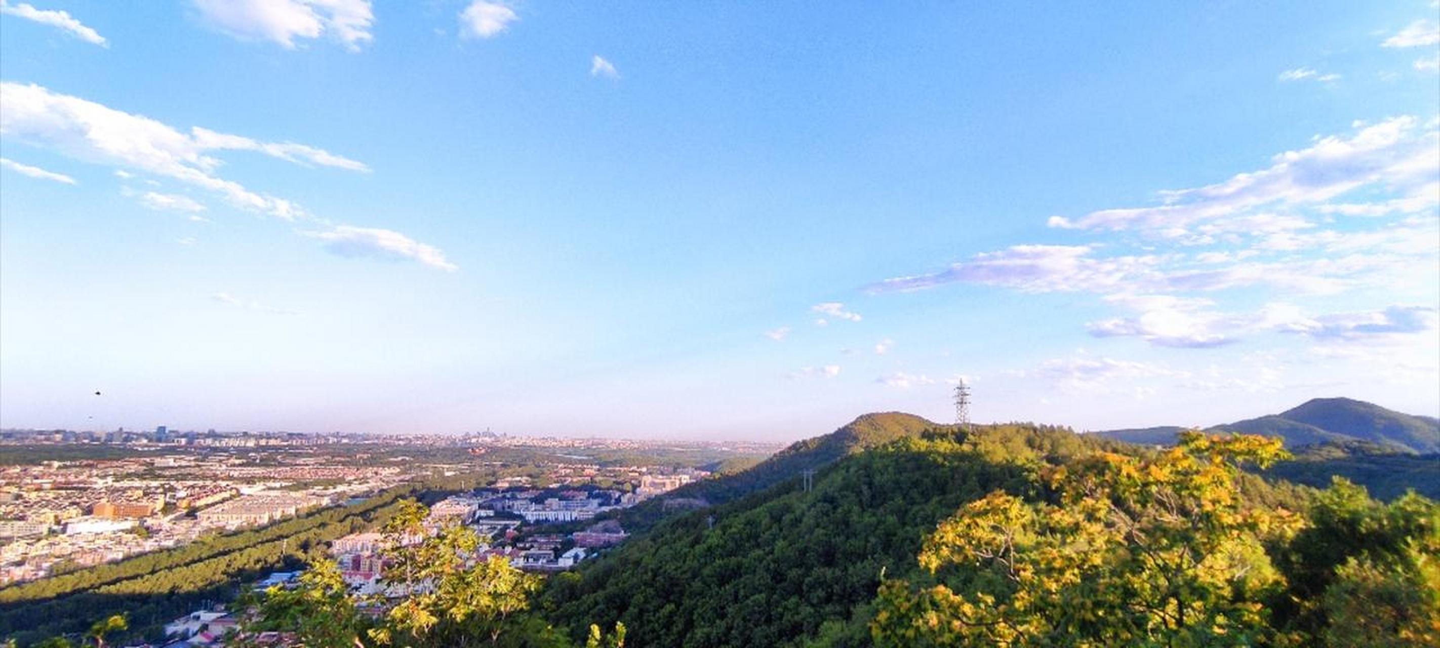 百望山,又名望儿山,位于北京市海淀区黑山扈北口19号,主峰海拔210米