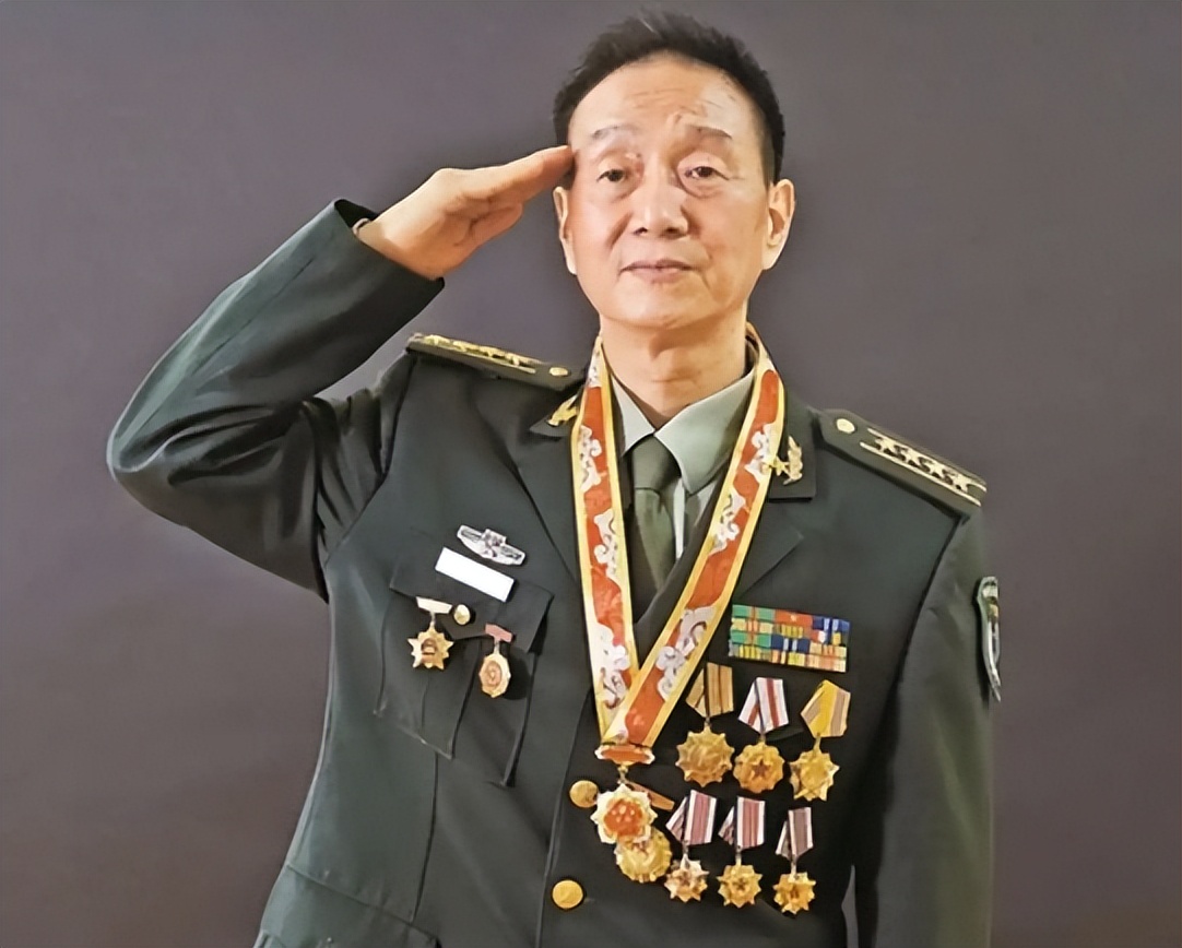 他不仅在战场上表现出色,而且在学习上也毫不逊色,成长速度惊人