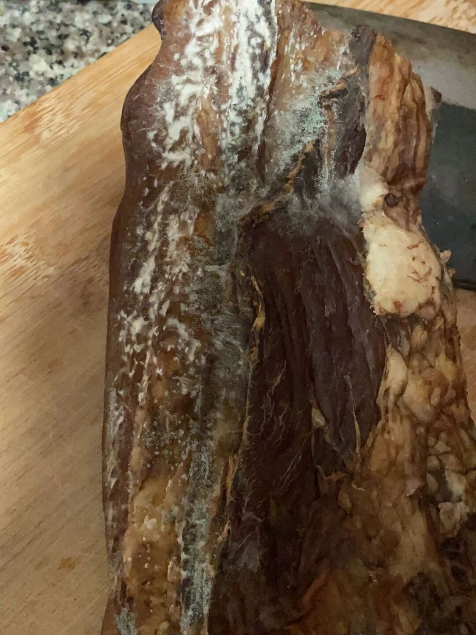 发 霉 的 腊 肉 我想请问下宝宝们 这刚刚发霉的腊肉还能吃吗?