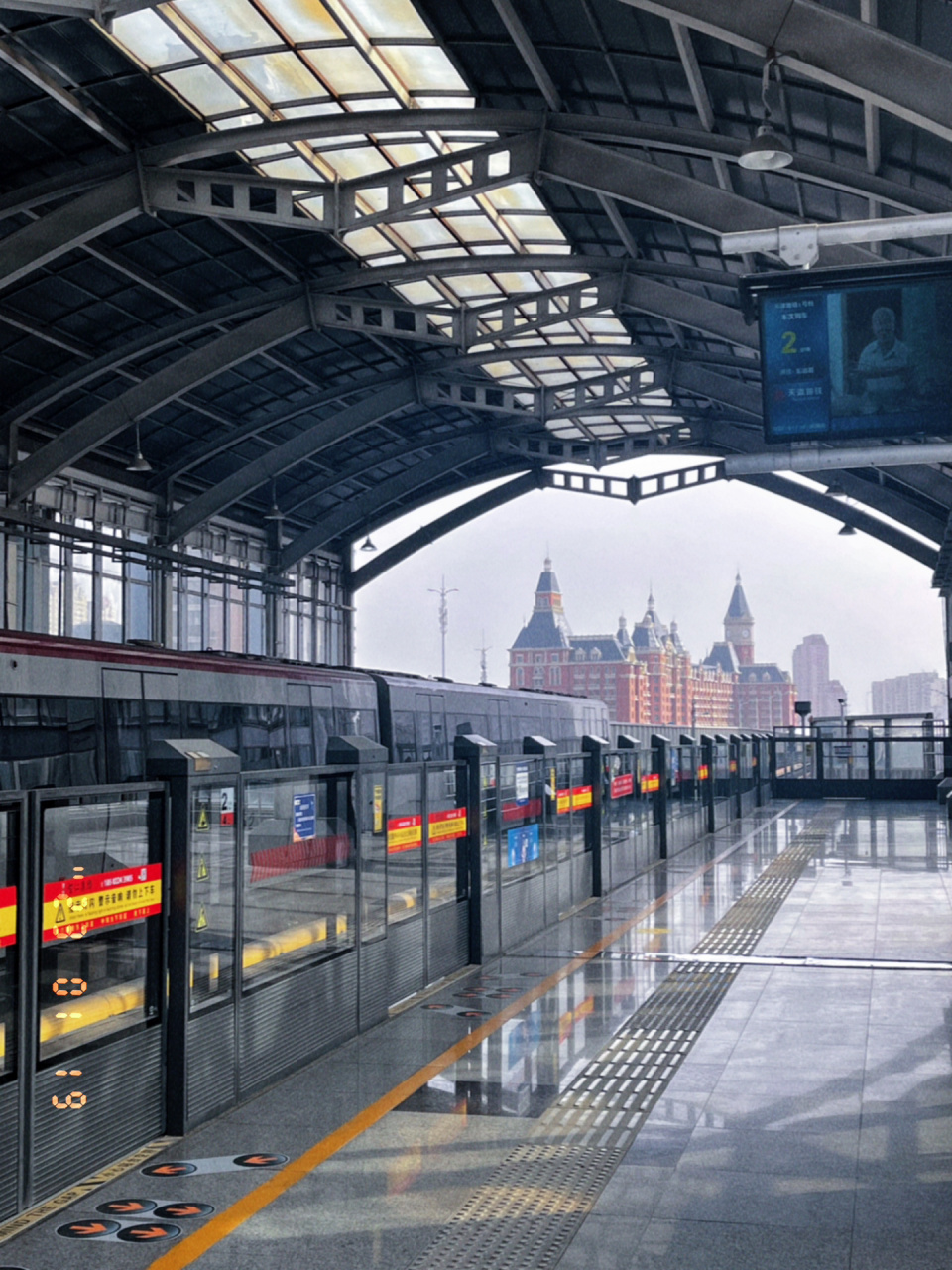 天津地铁地上站是挺好看6015开往城堡的列车01 看到有人92的