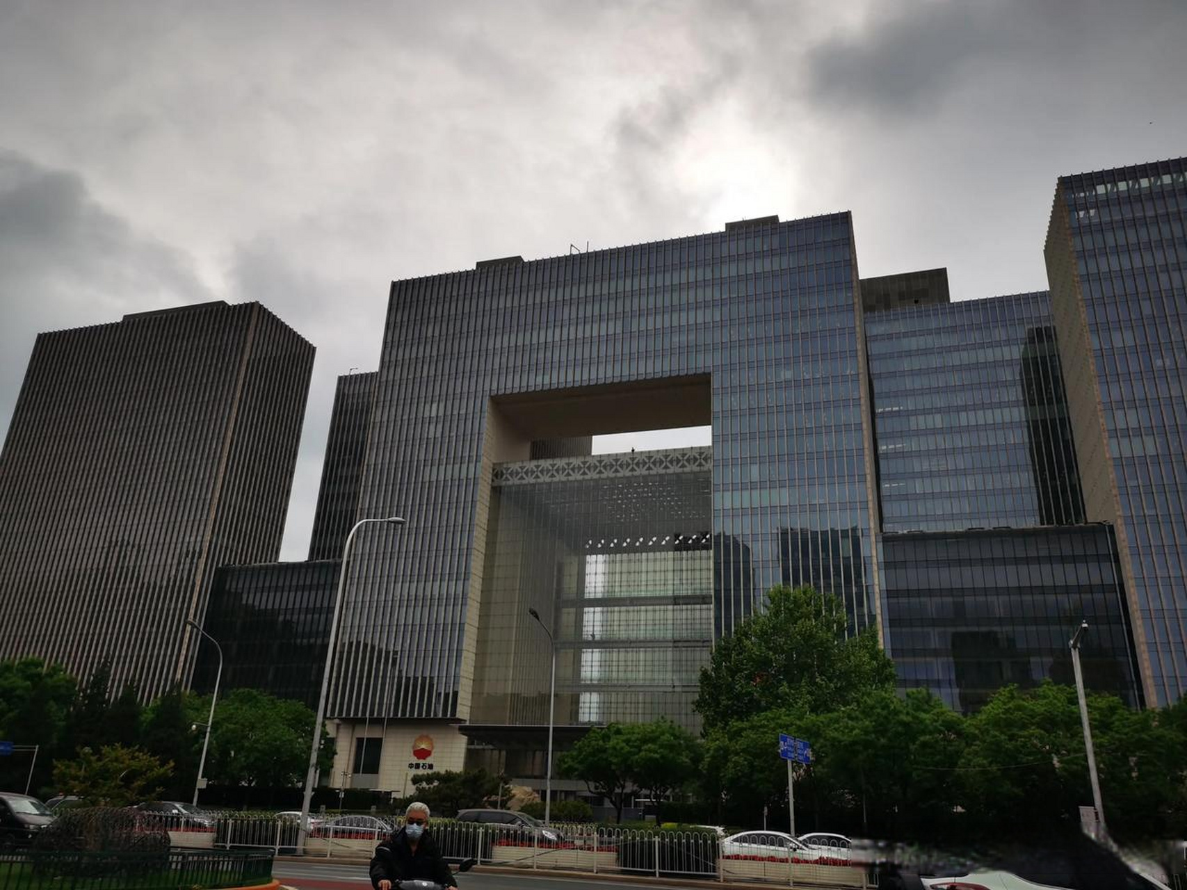 东直门区域还是有讲究的.立交桥西北方向是中国石油大厦.拆除城墙之前