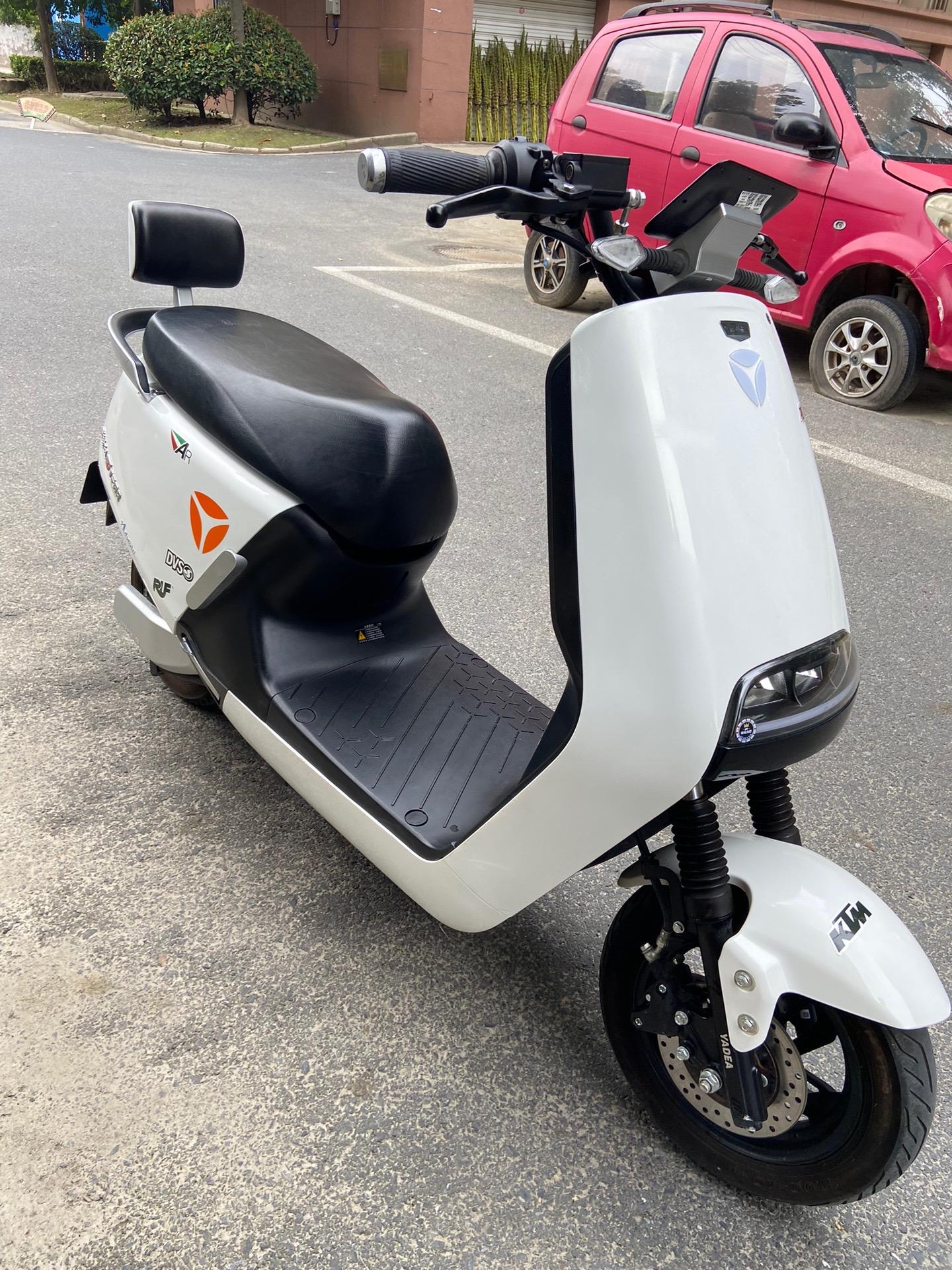 雅迪 g5 冠能版,72-23 石墨烯电池,续航七八十公里,2999 元,可置换