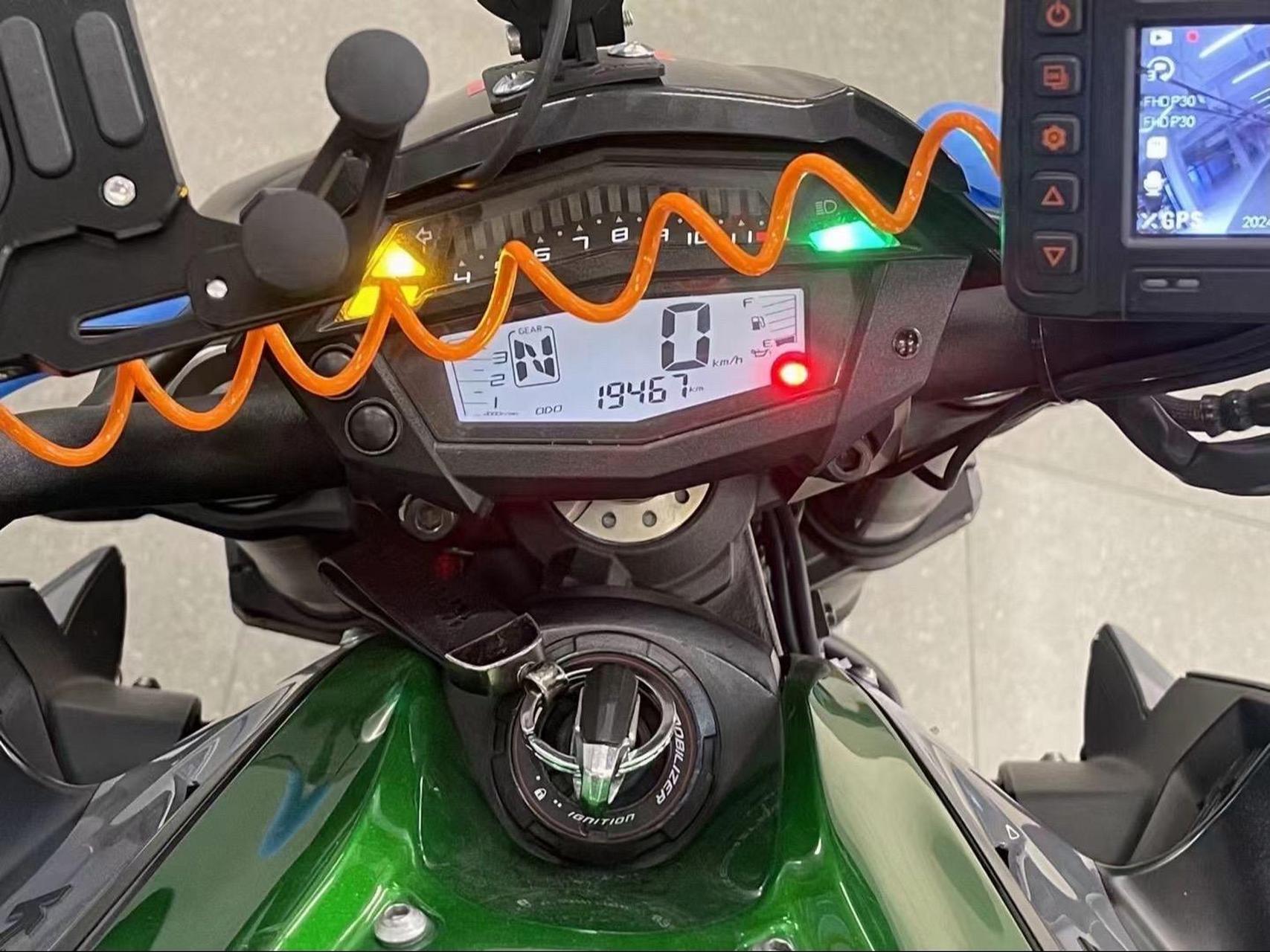 最顶配 川崎z1000r版  19年 19000公里 轻度改装 车况成色非常好