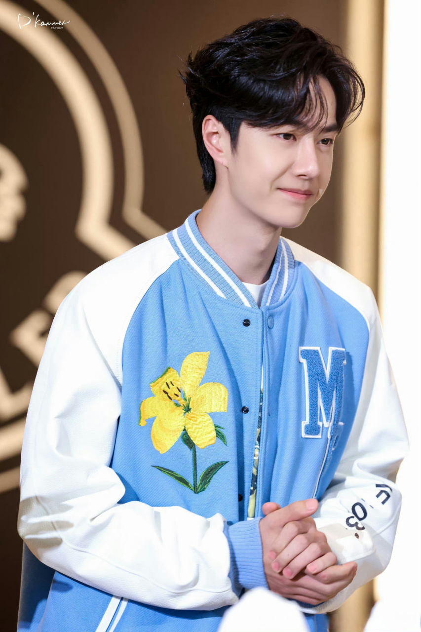 王一博蓝色棒球服生图##王一博线下活动生图#  清爽男高学长!