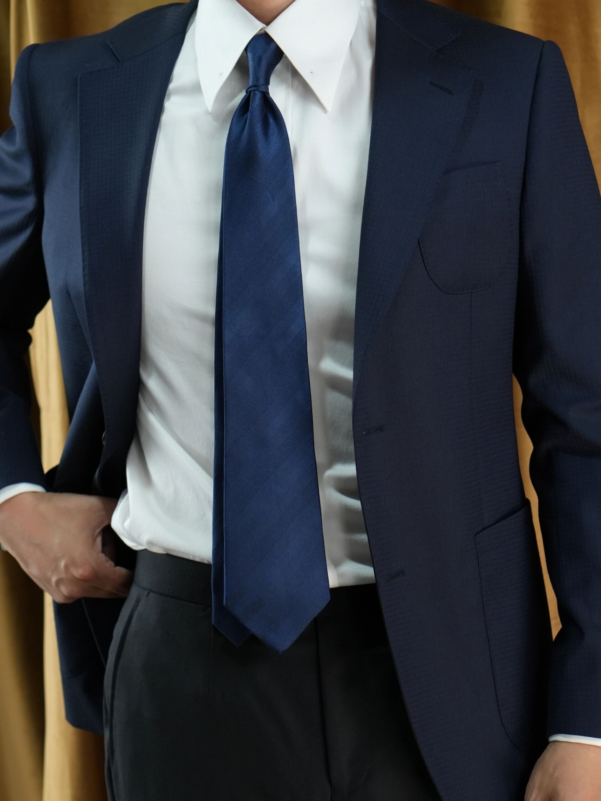 蓝色西装搭配同色系领带 低调内敛