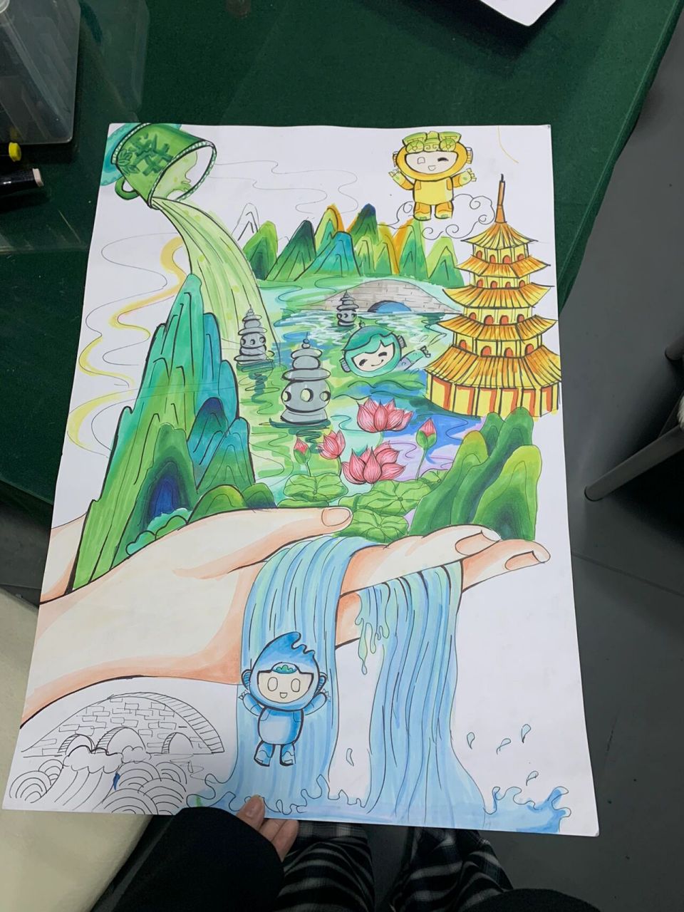 杭州亚运主题绘画 学员参考一幅插画的手,加上手捧一西湖水.