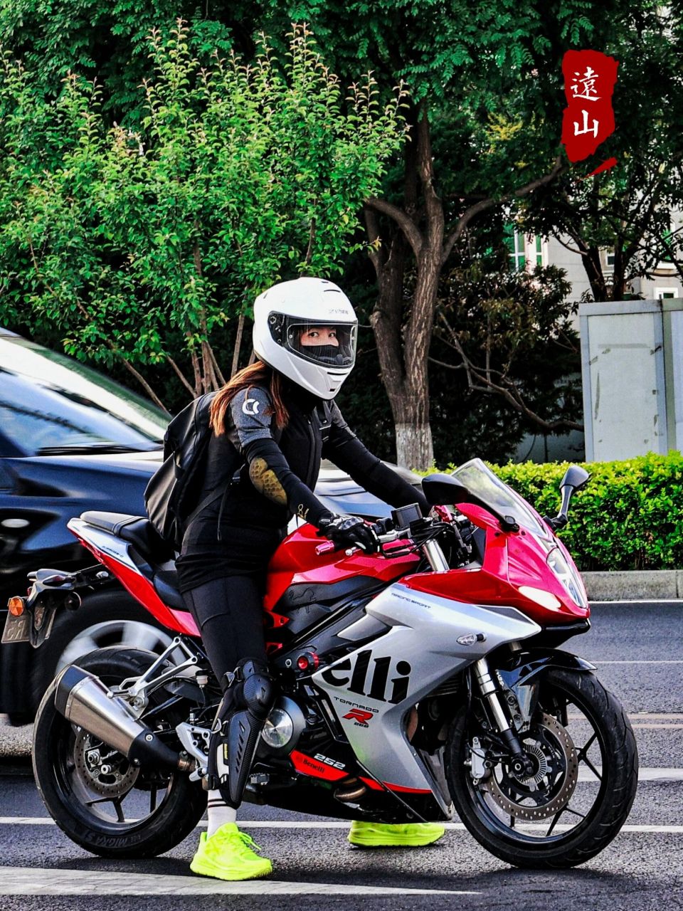 帅气的女骑 在通利福尼亚某路口等红灯的时候,看到一位英姿飒爽的女骑