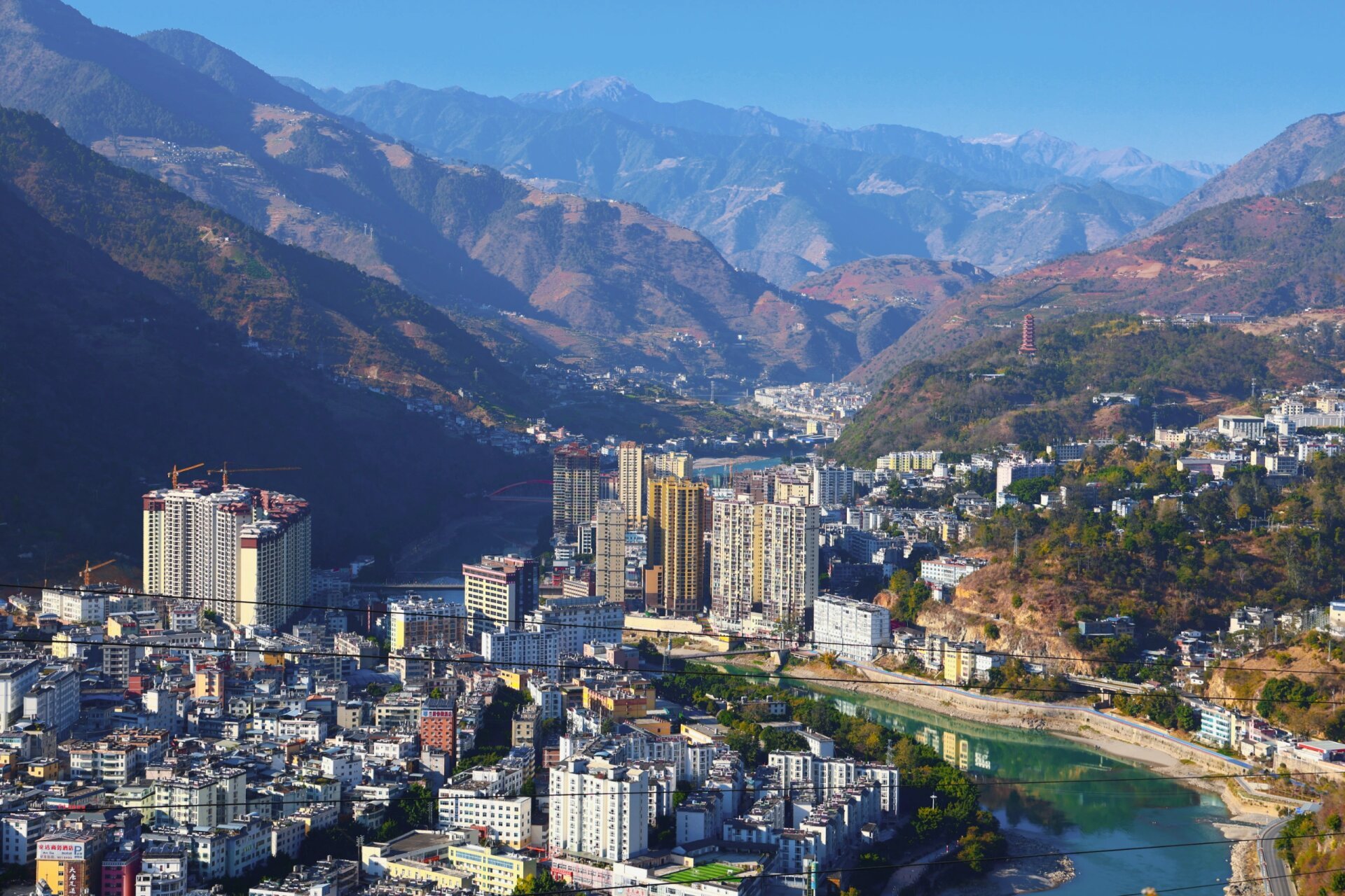 怒江傈僳族自治州泸水市六库镇/街道 图1如果不配文字,第一眼可能以为