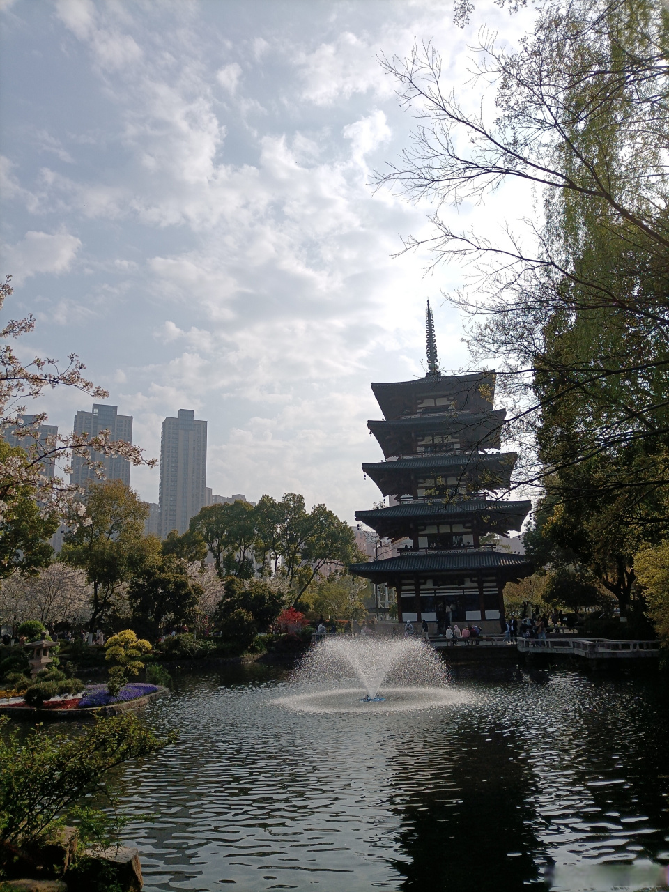 流云俳句集——无锡柴胡塔  长河传友谊,柴胡塔耸立.