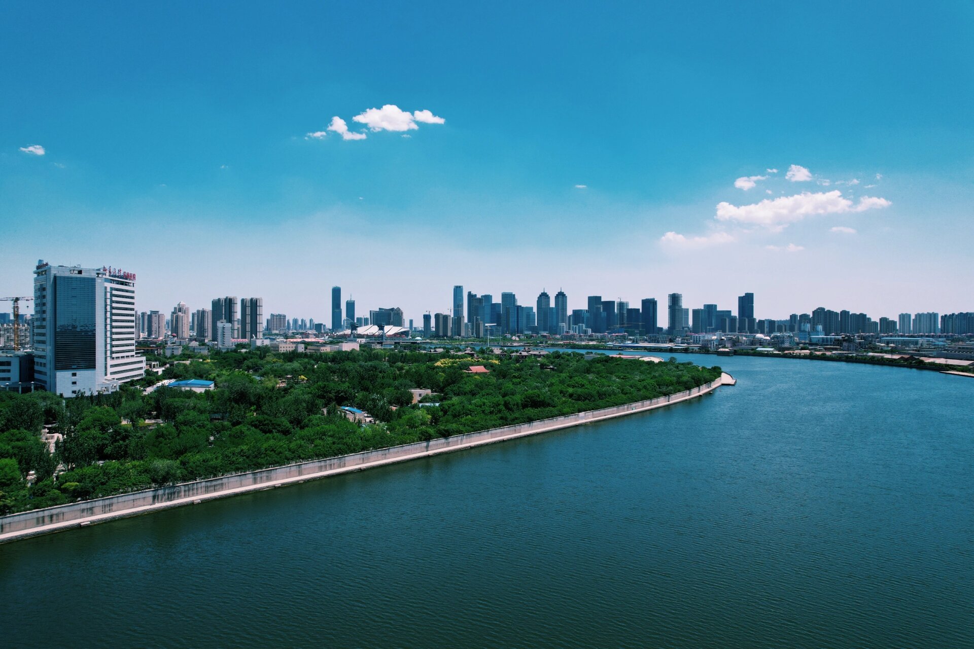 天津滨海河滨公园 塘沽的河滨公园就在大梁子渡口附近,导航非常方便