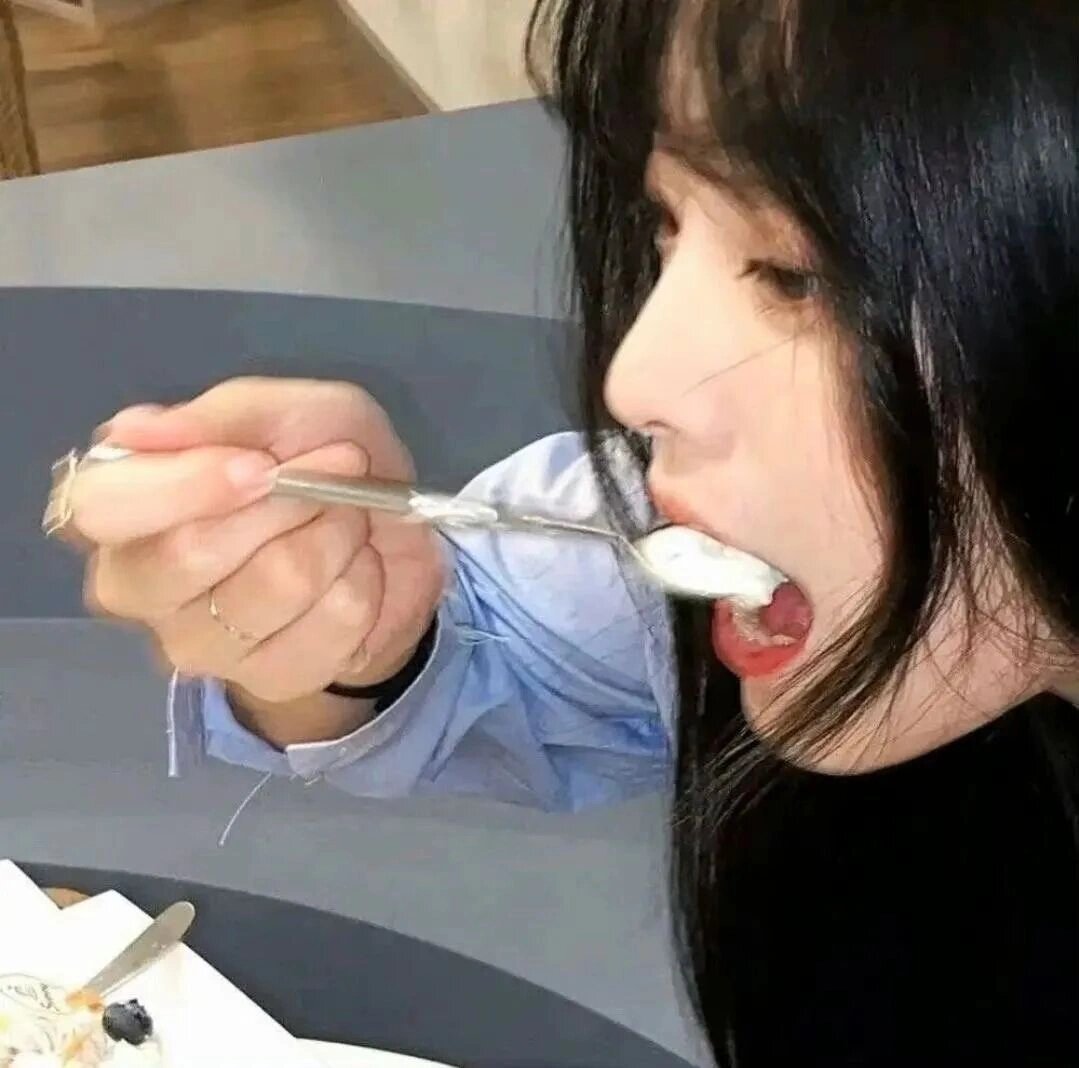 吃东西女生头像