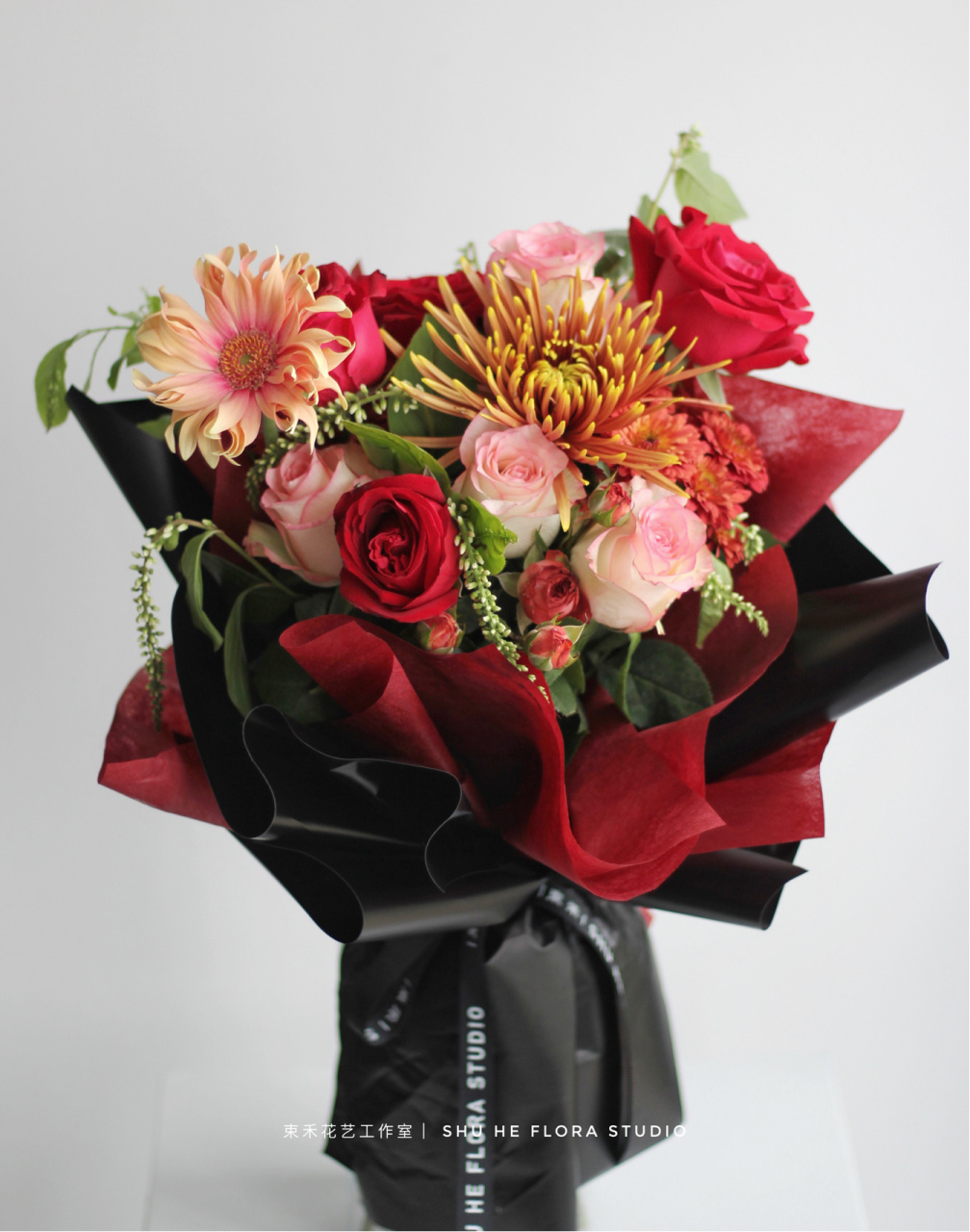 红色系花束合集图鉴 刚接触花艺的时候,总不愿过多尝试红色,总觉得过