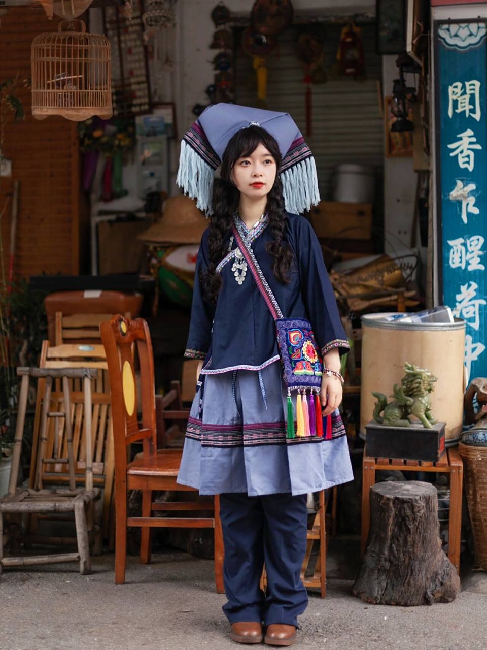 三月三赶集 壮族服饰三层楼 由上衣,裙子和裤子组成三层的搭配,故称"