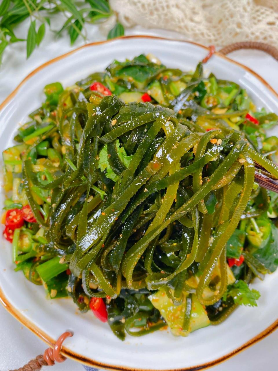 【海带丝拌黄瓜】食材:海带丝,黄瓜,青辣椒,小米辣,辣椒面,白芝麻蒜 