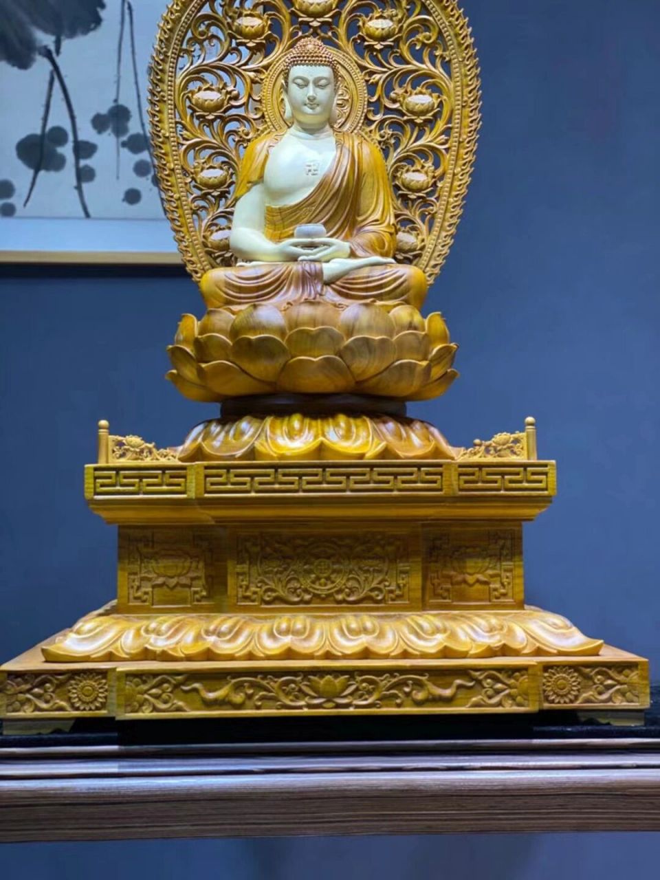 品名】香樟木"释迦牟尼佛" 【简介】雕工精湛,立体感强 神态庄严雍容