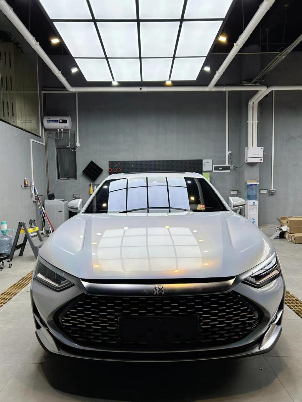 比亚迪汉dm改色七彩镭射白.