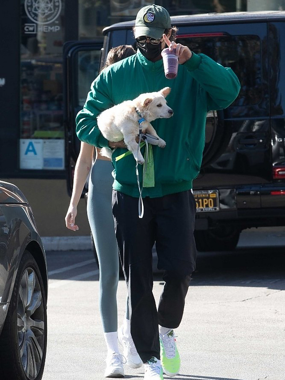 欧美风男生穿搭 运动风带点简单实用的单品 运动夹克和黑白灰卫衣