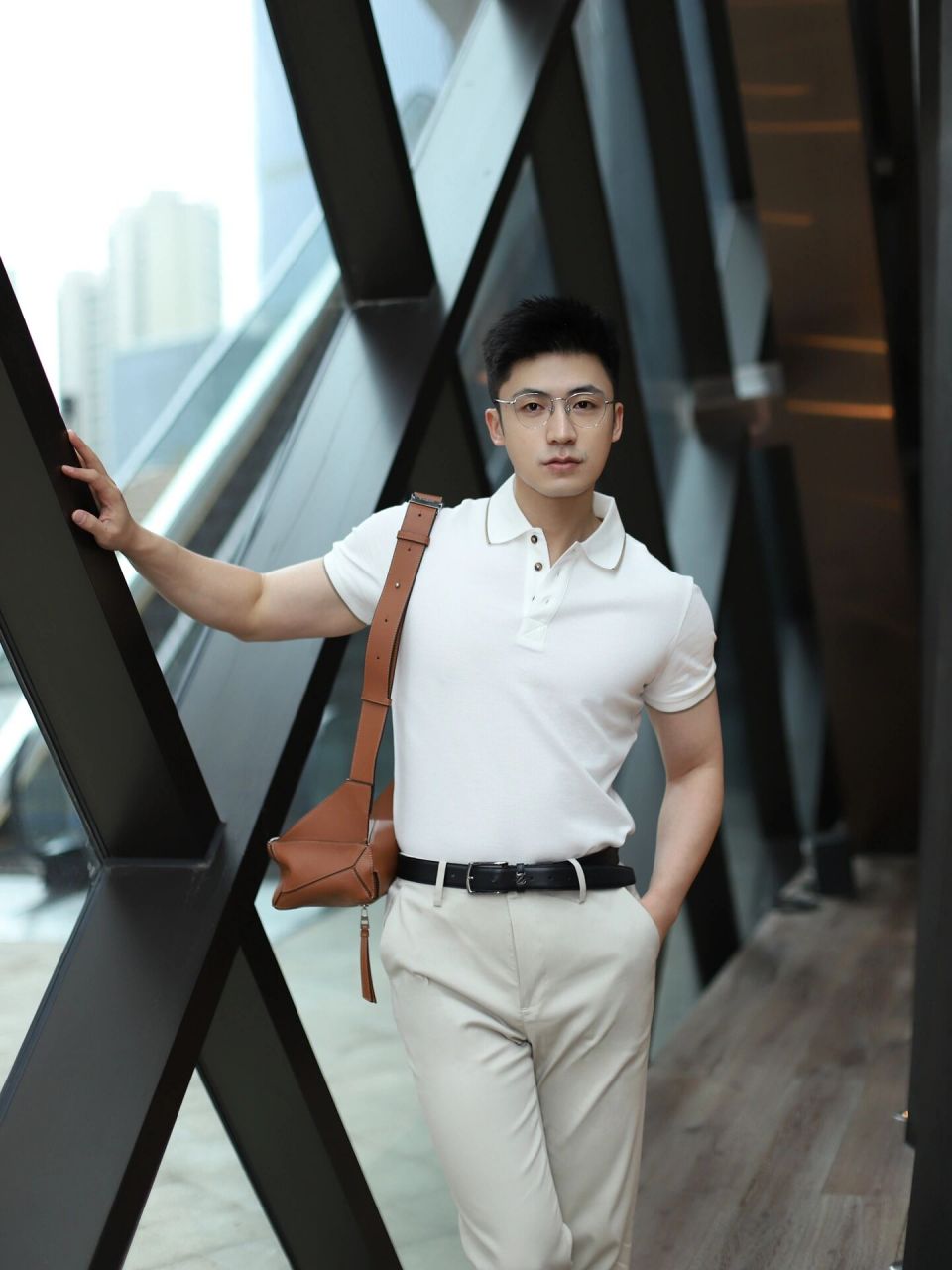 所以穿搭就是长短搭配,短袖配上长裤,冷了随便套件衬衫就好啦.