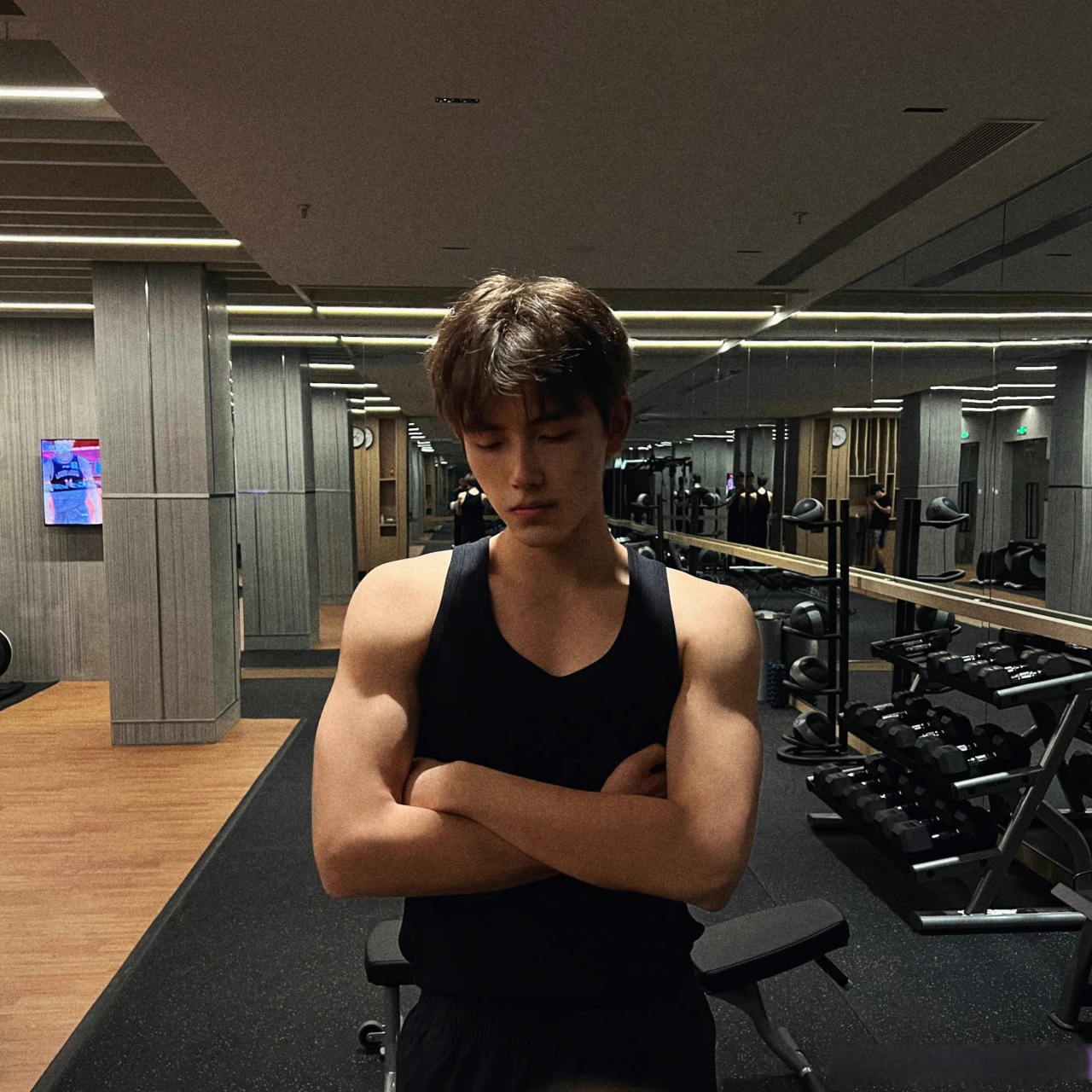 陈飞宇晒健身照 陈飞宇晒出自己的健身照,肌肉线条好好看呀,荷尔蒙