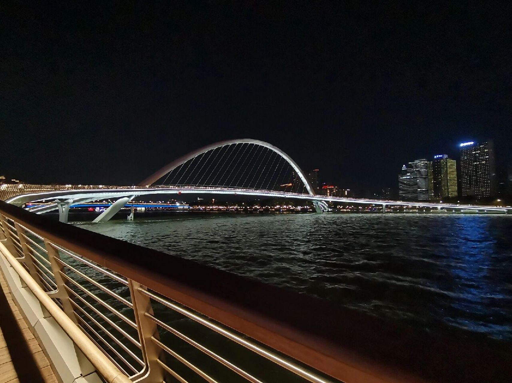 广州夜景视角—海心桥 在广州,晚上不知道去哪就来海心桥吹吹晚风叭