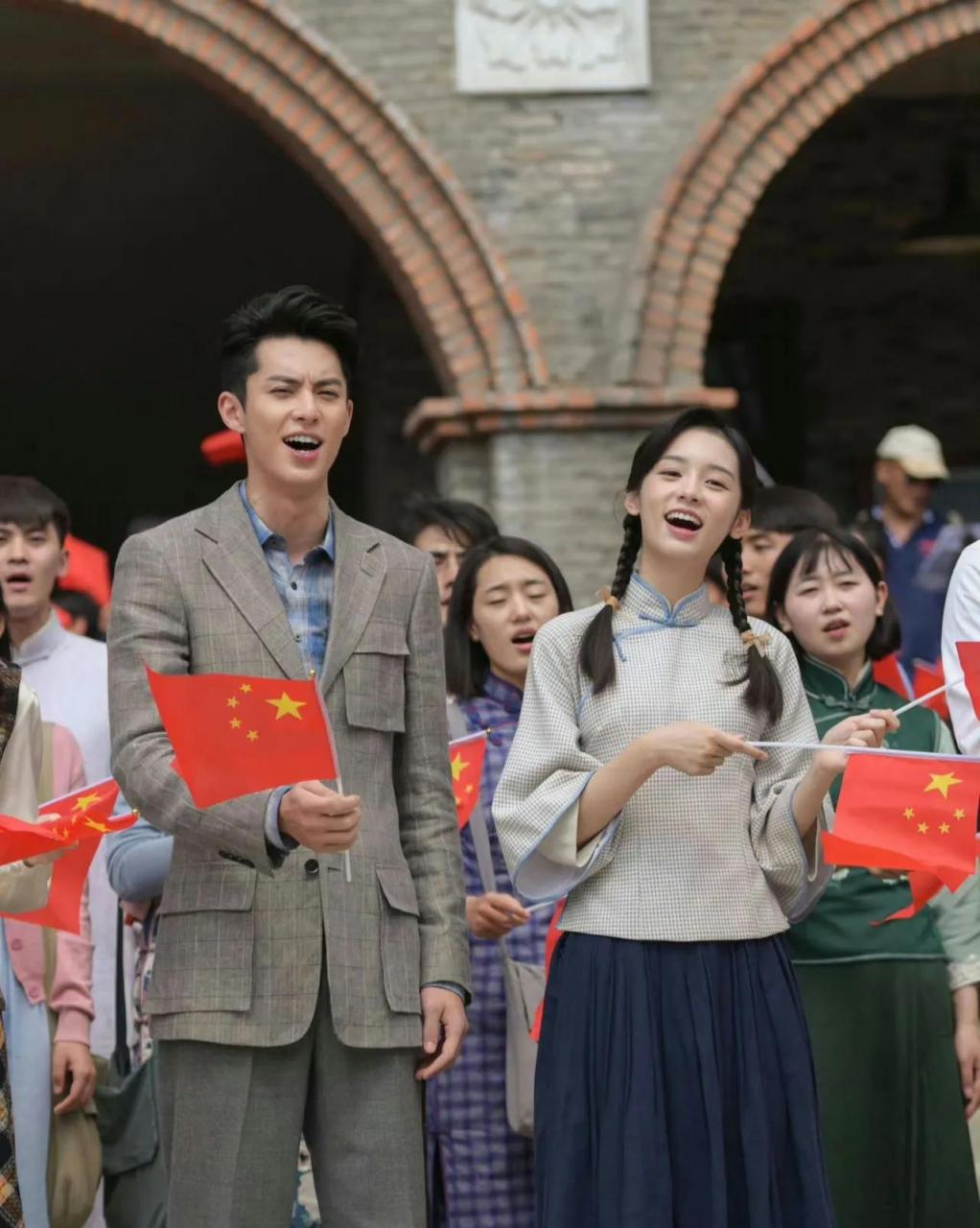 王鹤棣公主抱周也,真的很苏啊.