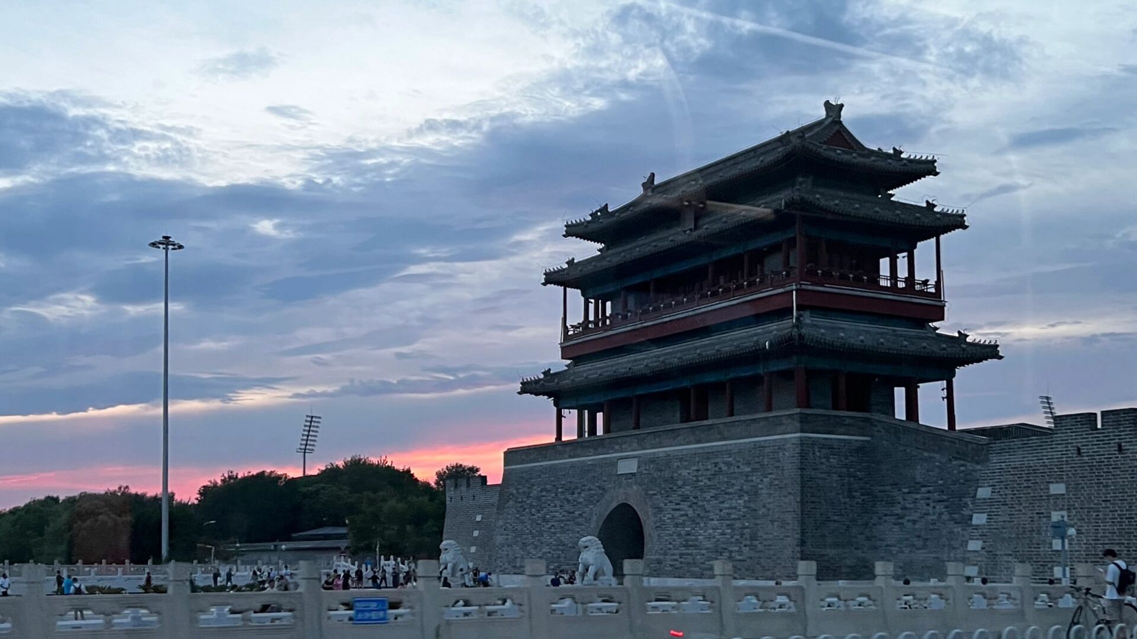 夕阳下的永定门城楼