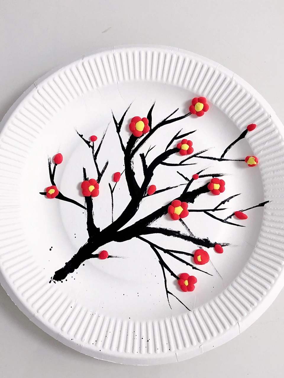 幼儿园手工制作 太空泥《梅花朵朵开》 ①美术专用蛋糕盘(底托) ②