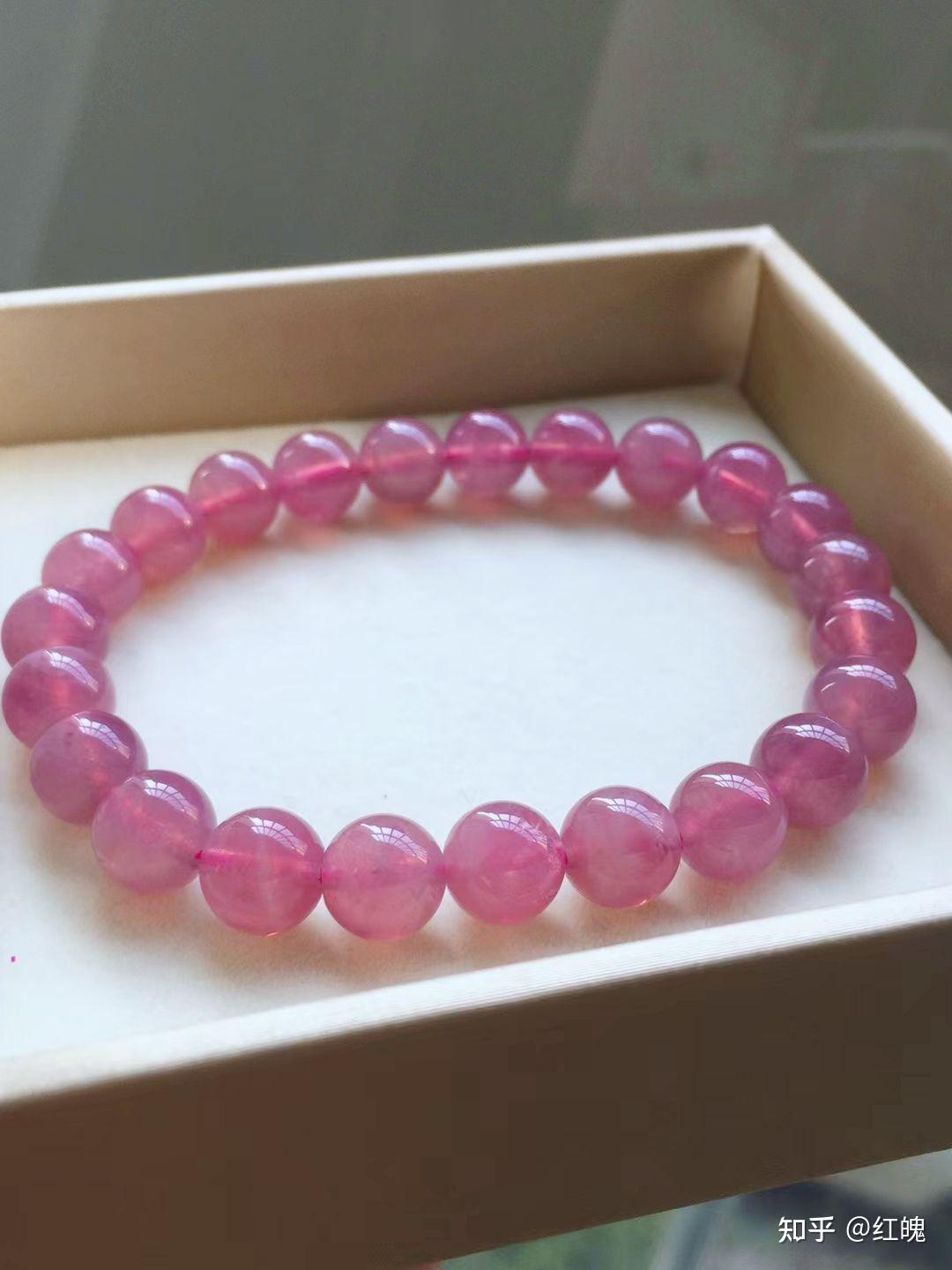 为什么我买的粉水晶手串跟白水晶差不多贵不红绳映着有点粉珠子灯光下