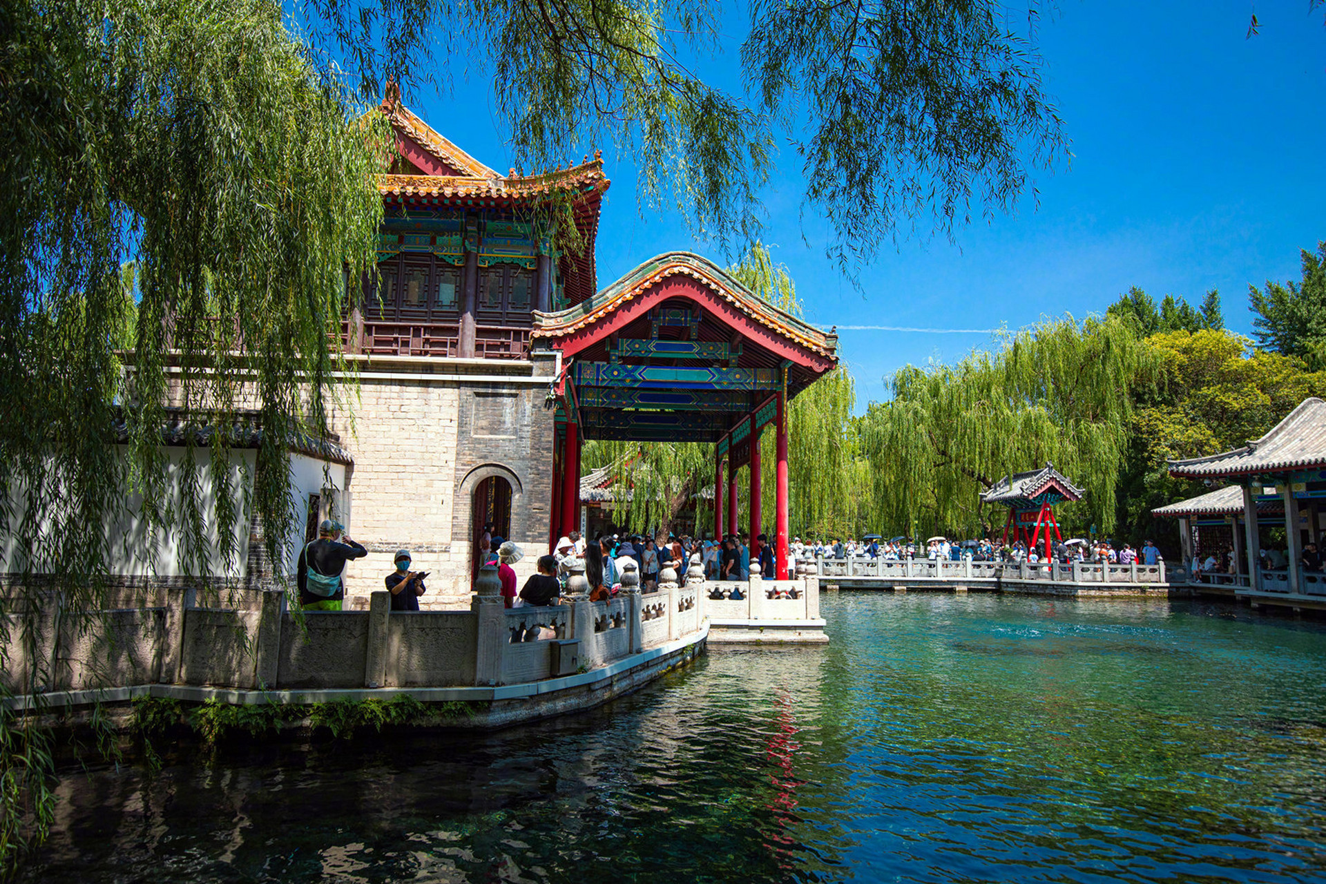 乾隆皇帝南巡时因趵突泉水泡茶味醇甘美,曾册封趵突泉为"天下第一 ""