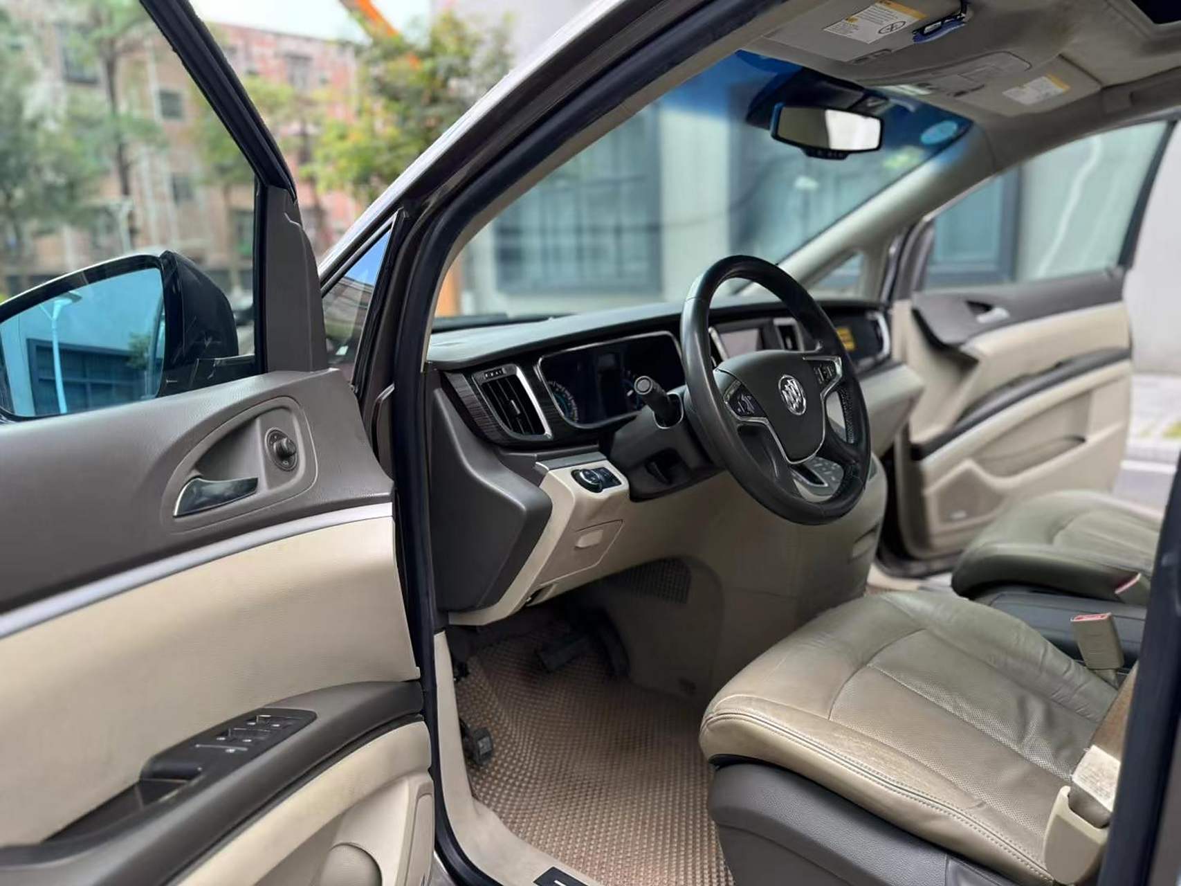 到店12年年底上牌别克gl8 天尊,七座大商务,3.