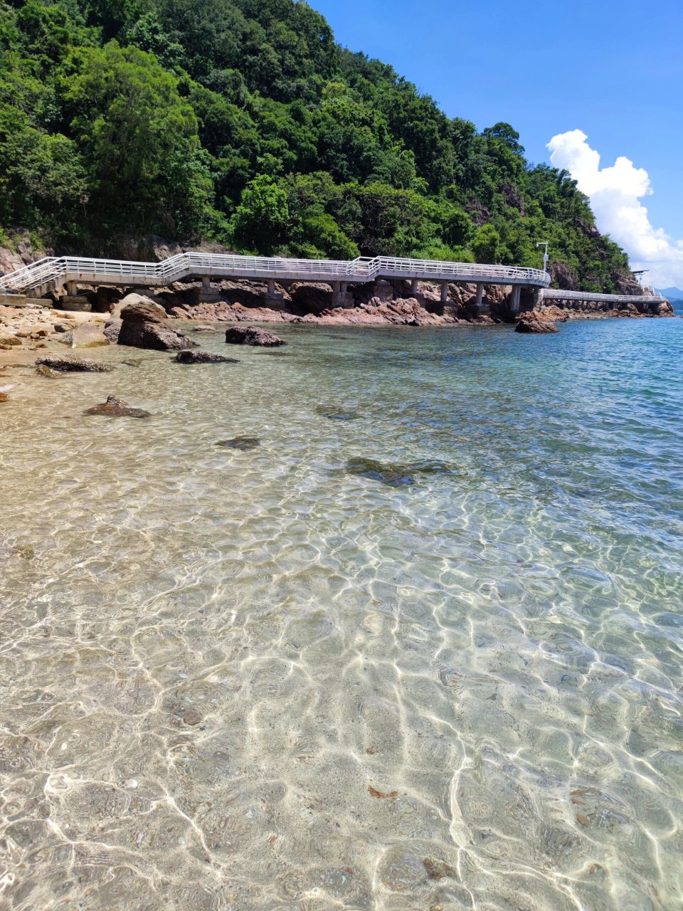 距离深圳市区最近的玻璃海,就在小梅沙左边海滨栈道,就是下了小梅沙