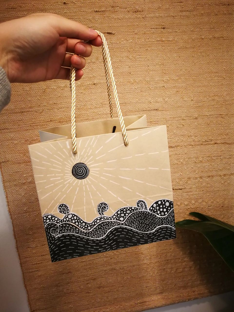 绘画日常丨纸袋手绘疯狂爱好者 牛皮纸袋yyds 画什么主题都很合适01