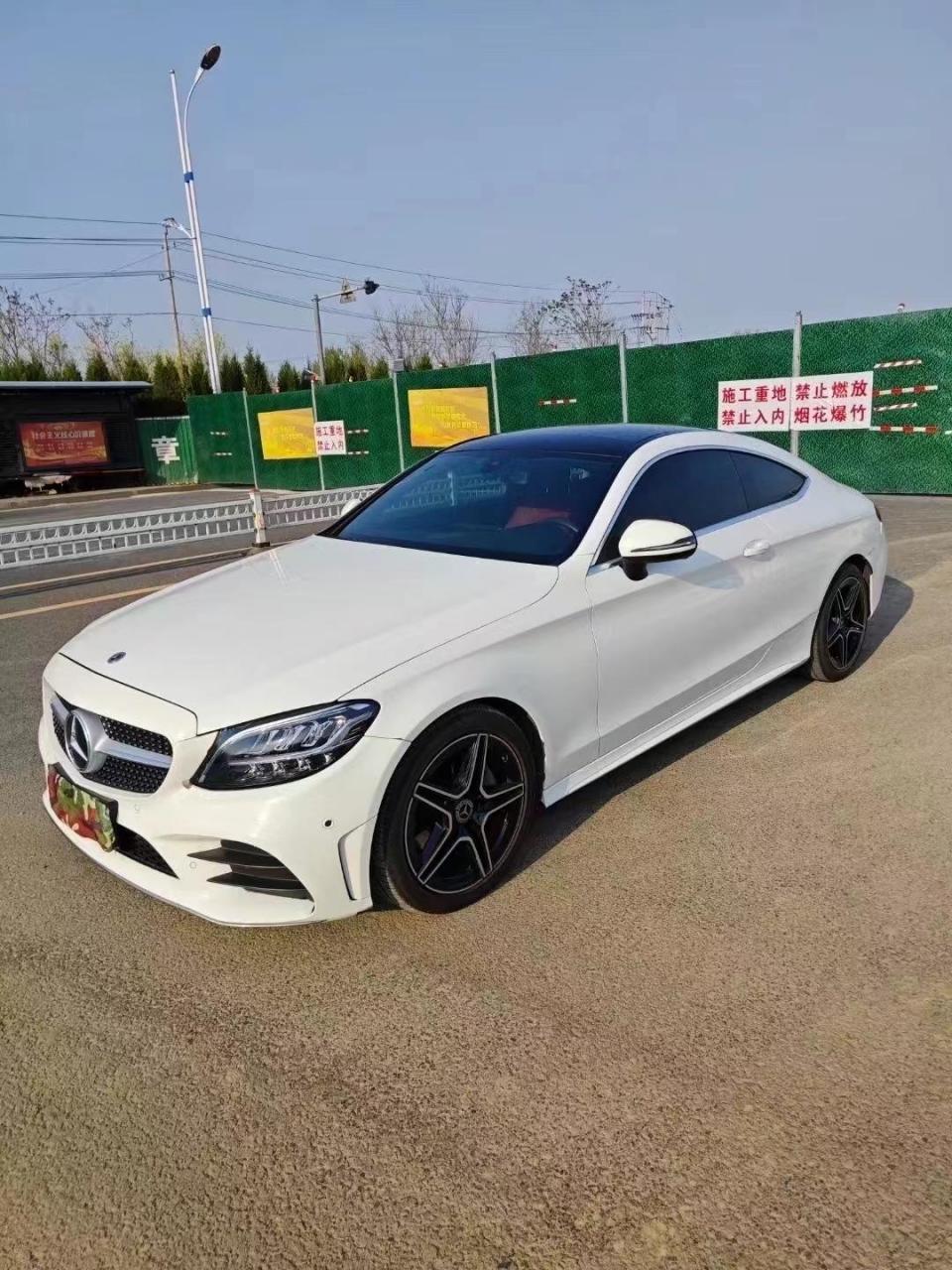 21年纯进口两门奔驰c260轿跑 别拿国产的比 新车落地40多万 1.