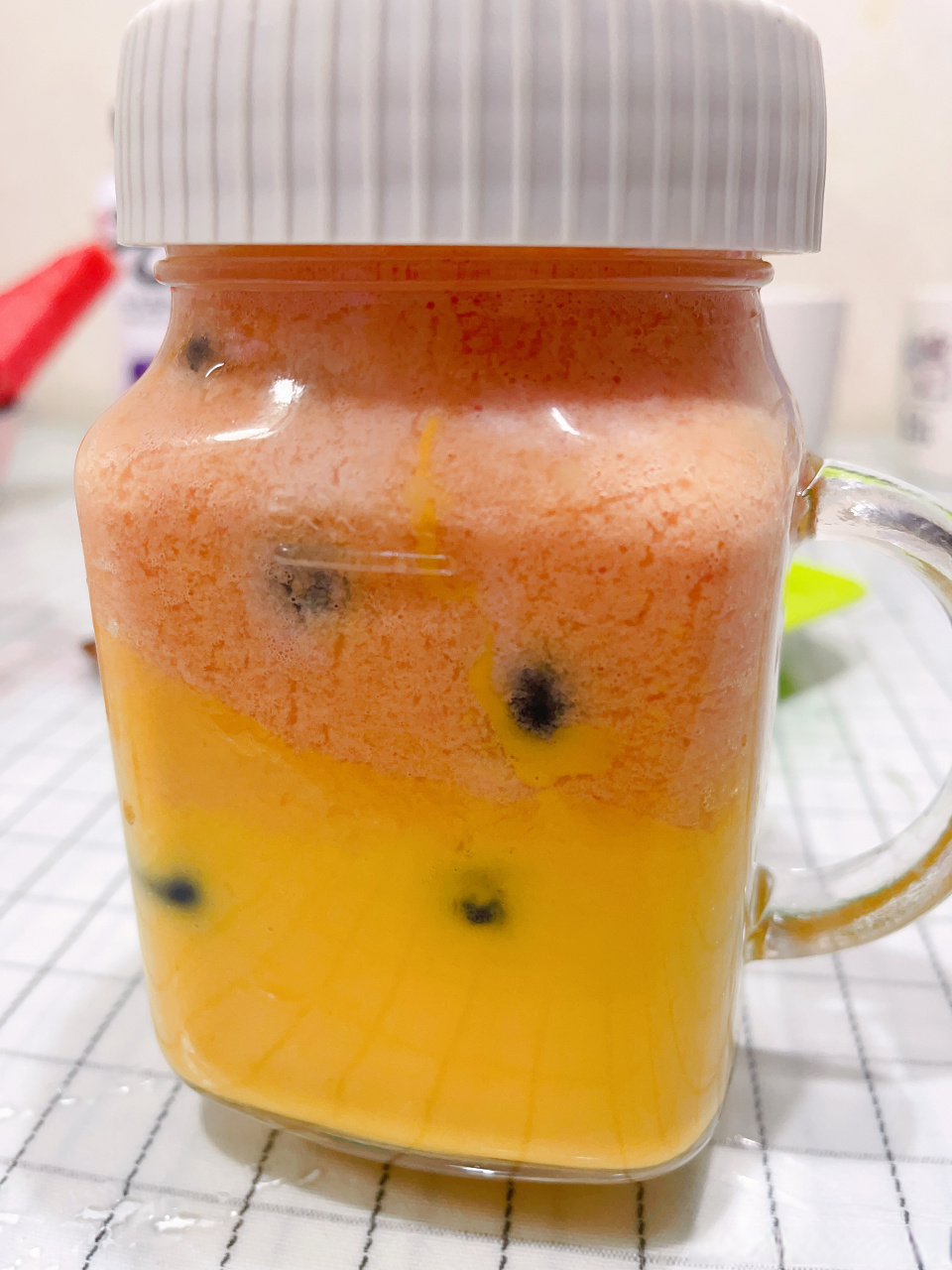 芒果 酸奶,榨汁 西瓜 酸奶,榨汁 蓝莓  把上面三个混在一起,冰箱冷冻1