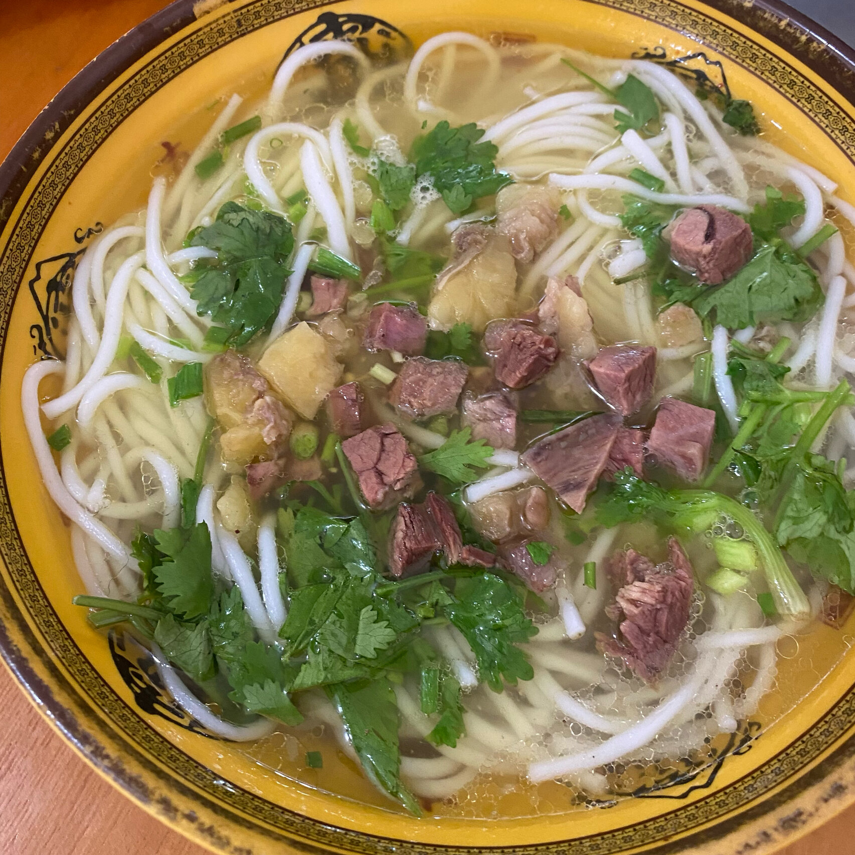 谢家永鸿牛肉粉 在黔西吃了贵州出名的牛肉粉,觉得楼下的贵州米线不香