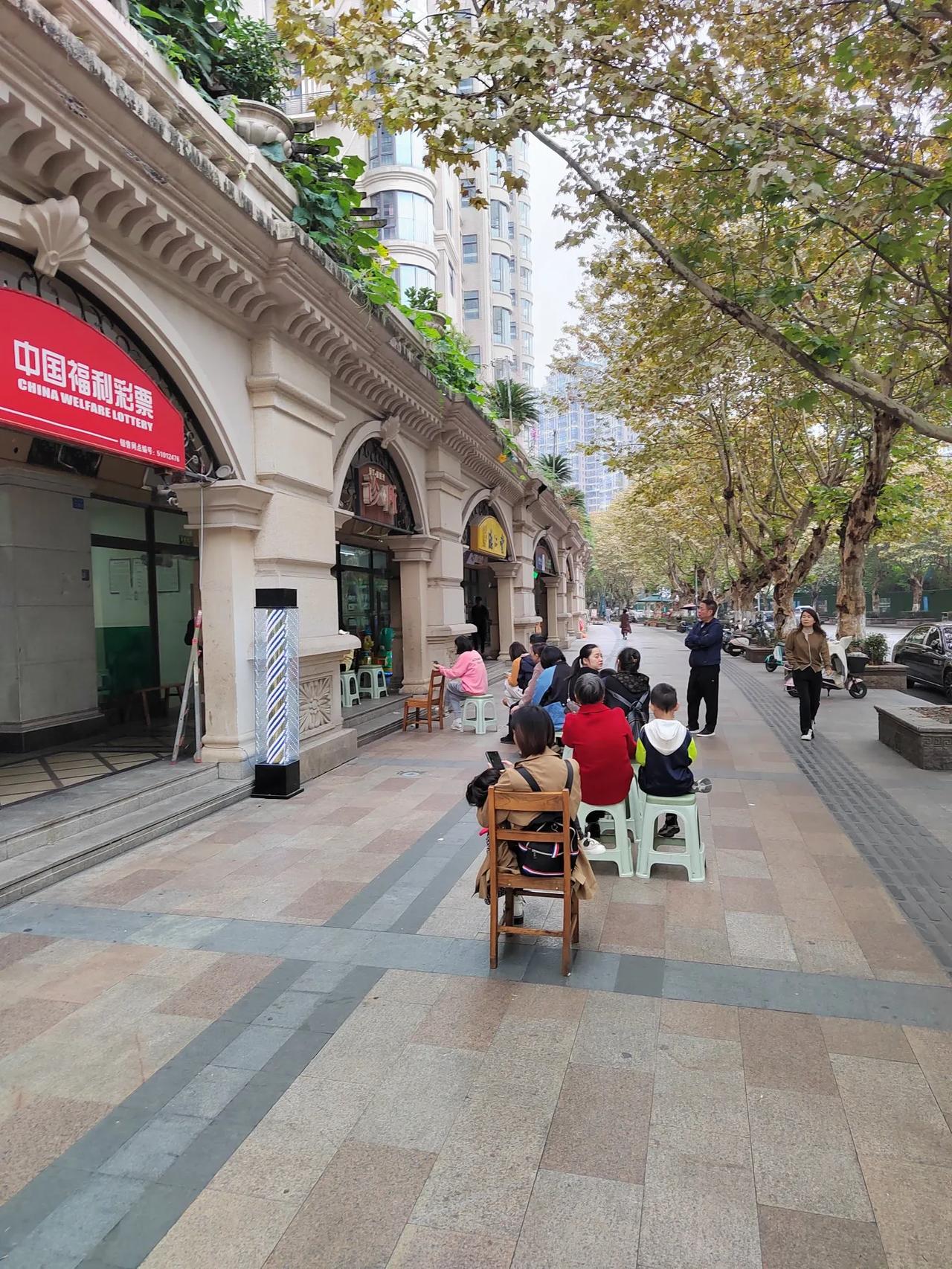 今天路过温江御景湾看到有人排队很好奇走近一看原来是一家诊所这