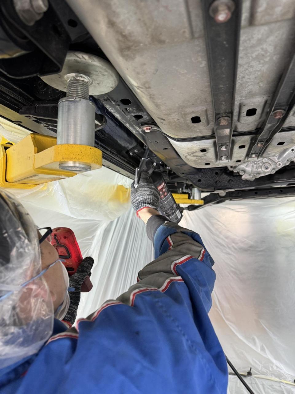 坦克来店里喷上底盘装甲 在威海这座城市,底盘装甲是对抗风沙与海水