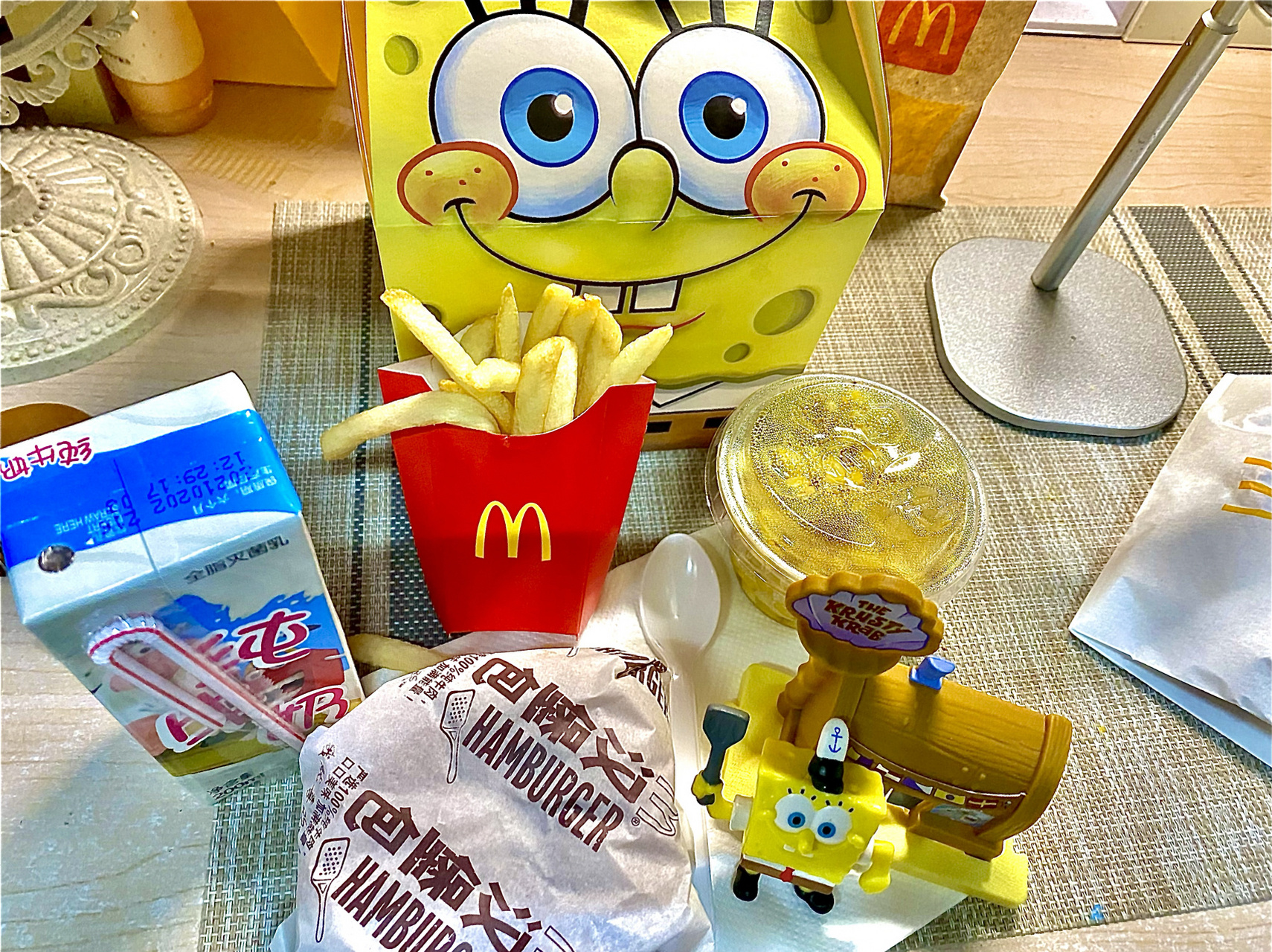 麦当劳开心套餐海绵宝宝玩具 今天终于买到麦当劳的海绵宝宝的玩具啦!