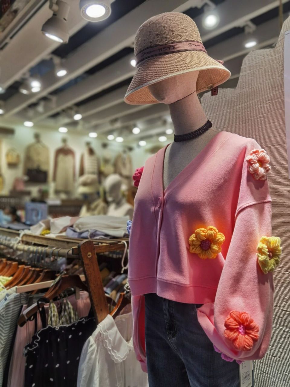 百荣世贸商城 | 夏季服装清仓打折啦70 反正也不能去太远98,不如