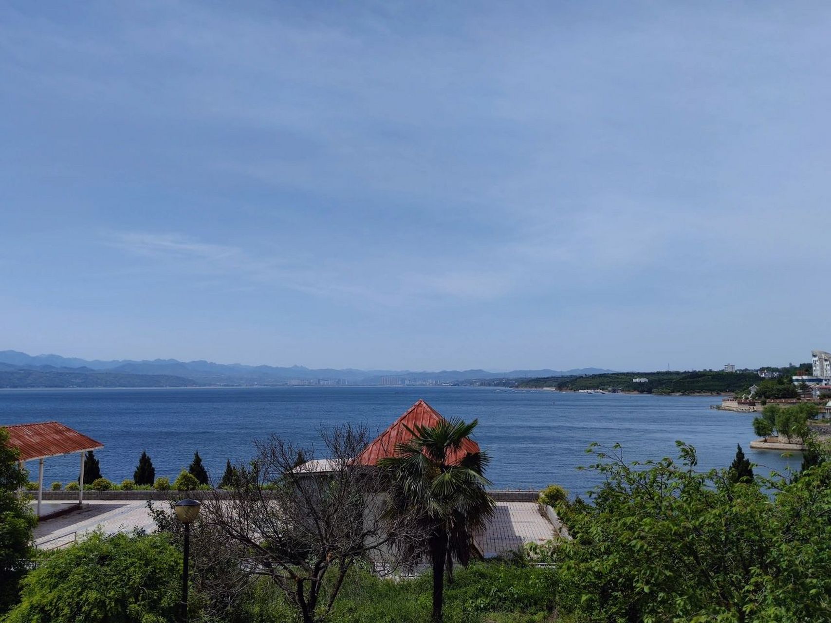 陆浑水库攻略 库区: 陆浑大坝东侧住宿会更安静点,水岸是新开的民宿