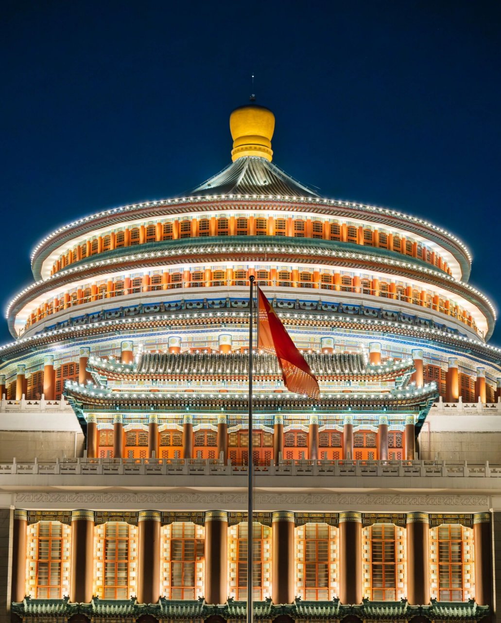 晚间的人民大礼堂,灯火通明 来重庆一定要来这打卡,因为真的太美了