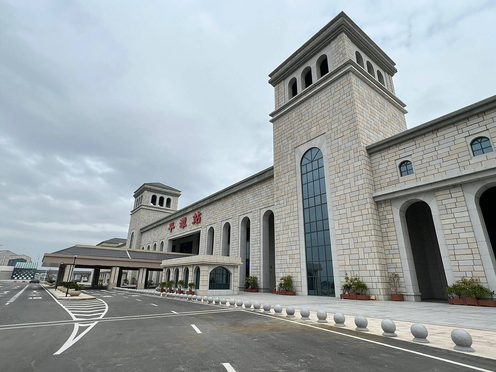 京台高铁的最前沿——福建平潭高铁站 欢迎乘坐统一号动车组列车,本次