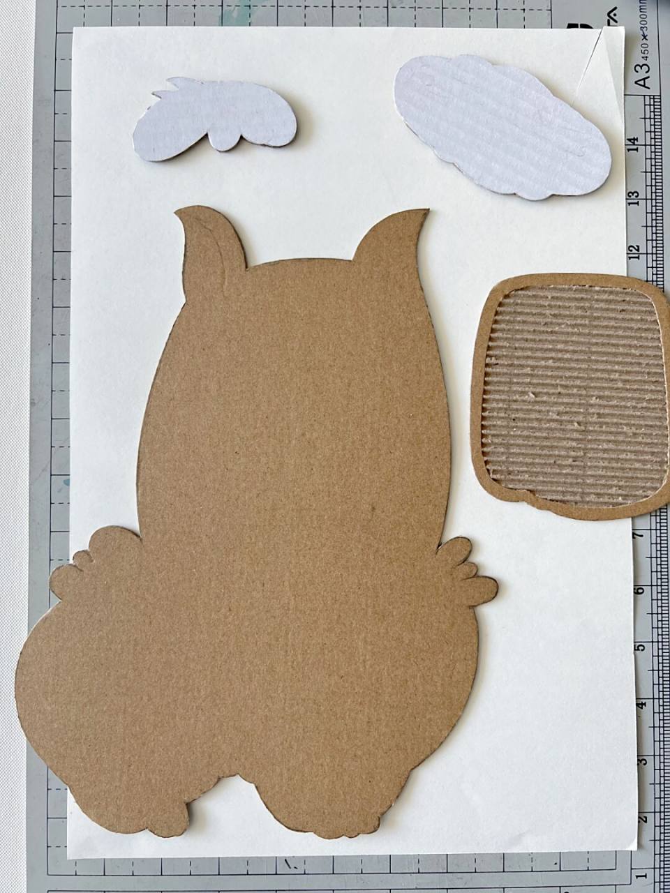 废物利用|幼儿园纸皮画手工《小羊驼》07 材料:快递箱废纸皮,美工刀