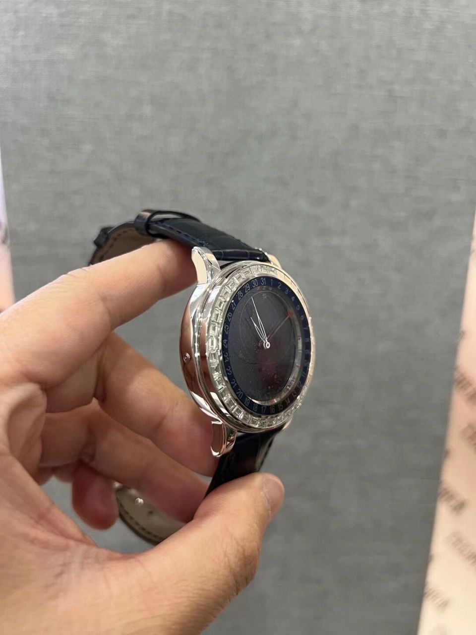 在手上也能看9995 百达翡丽星空6104g官方停产后价格一路飙升自