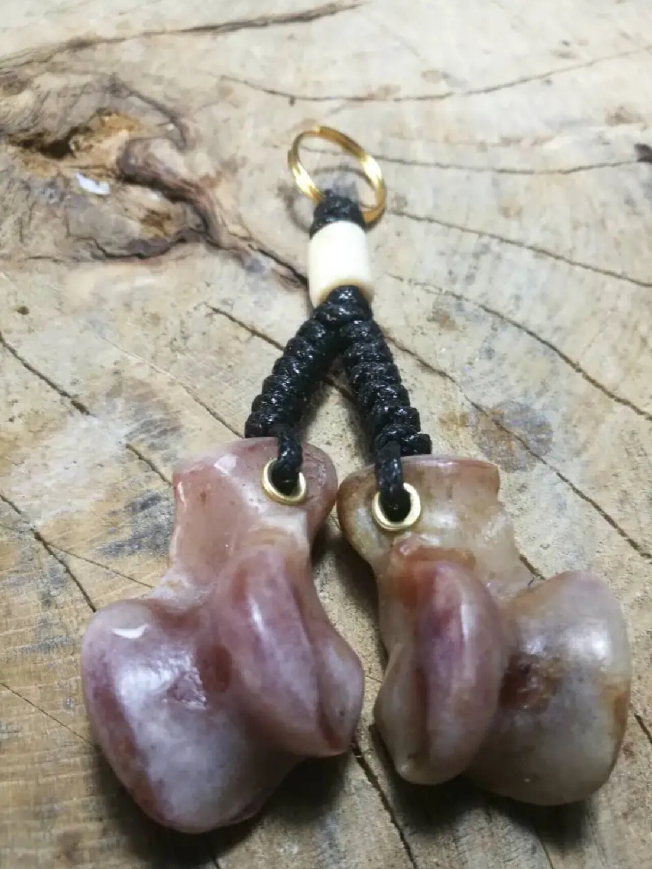 狼碑石 意义深重狼髀石:狼髀石的数量更是稀少,一只只 有两颗,狼髀石