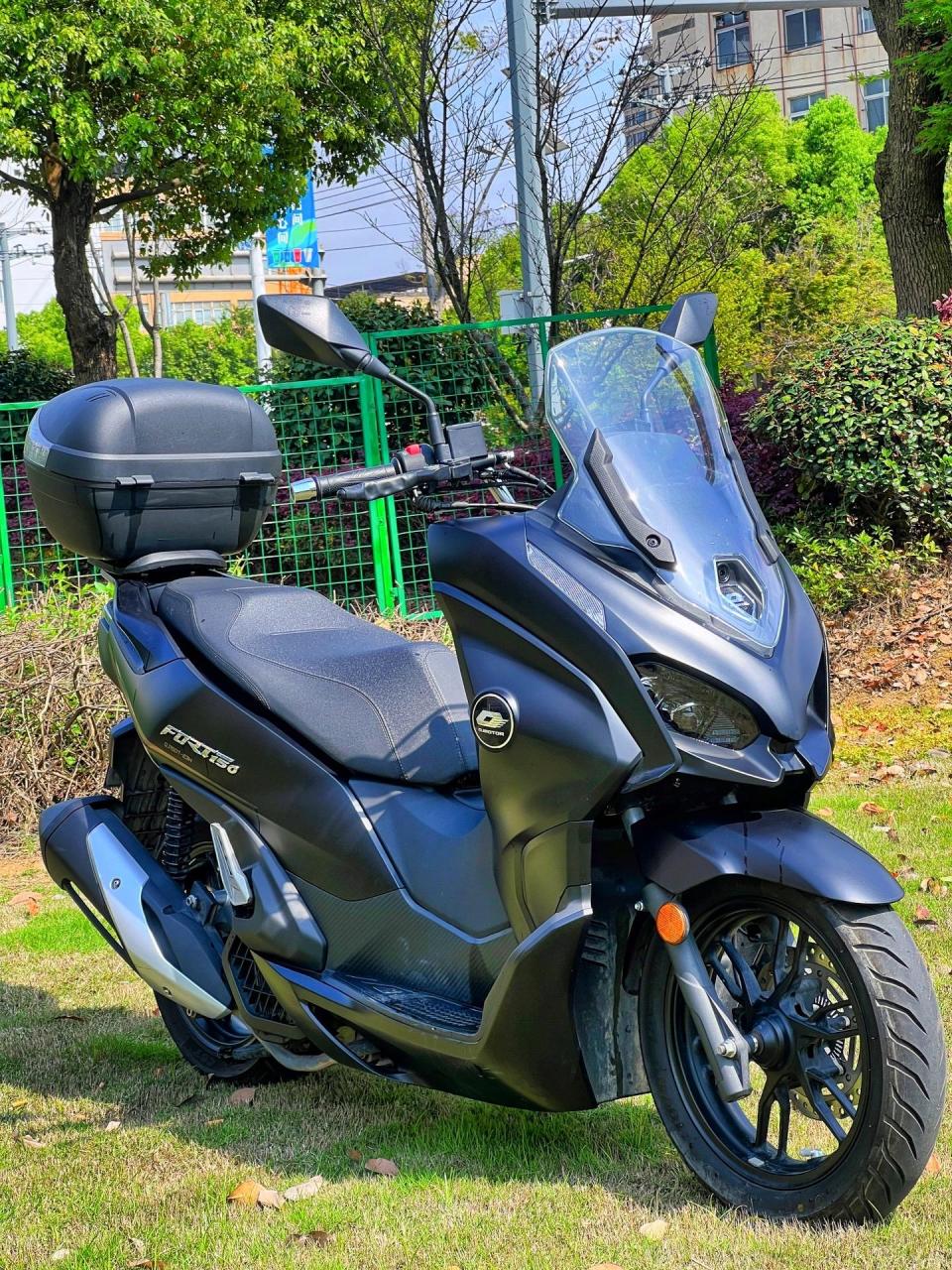 鸿150都市版踏板摩托车准新车一台 安全行驶3000公里 23.